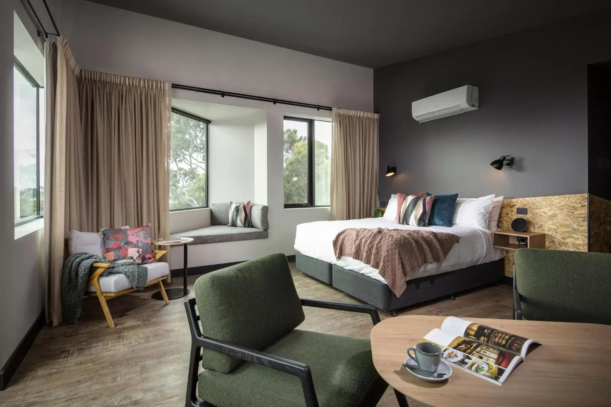 Luxury King Room with Bath in Marion Hotel Luxury King Room with Bath in Marion Hotel