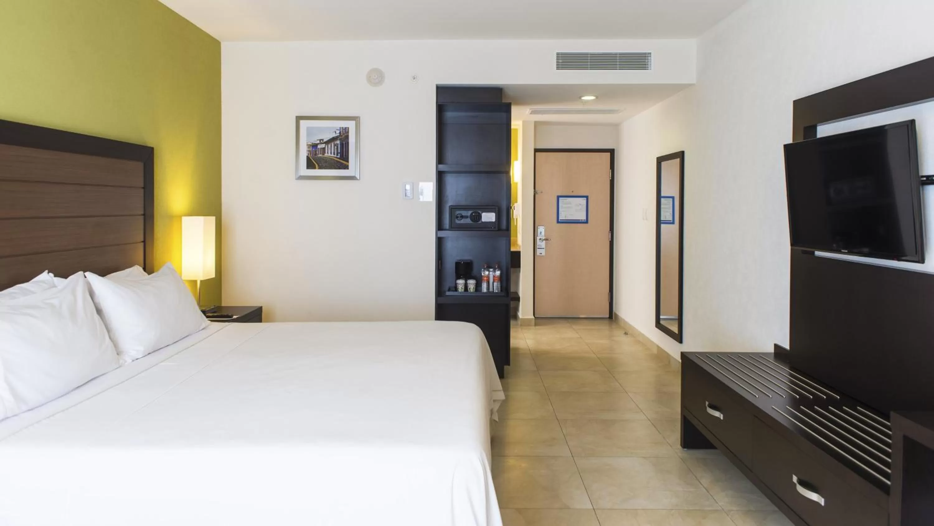 Photo of the whole room, Bed in Holiday Inn Express Xalapa by IHG