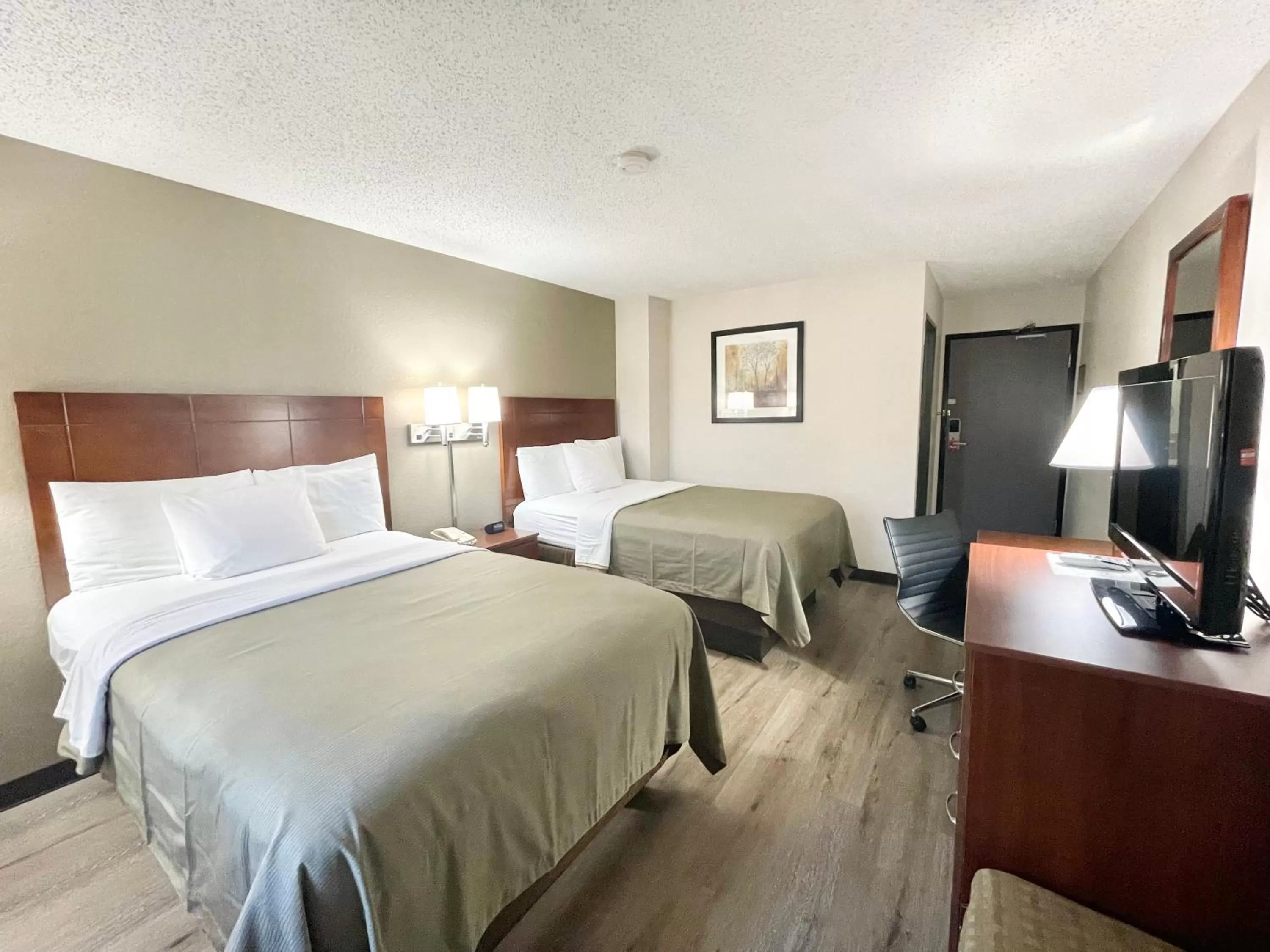 Bedroom, Bed in Econo Lodge Cartersville-Emerson Lake Point