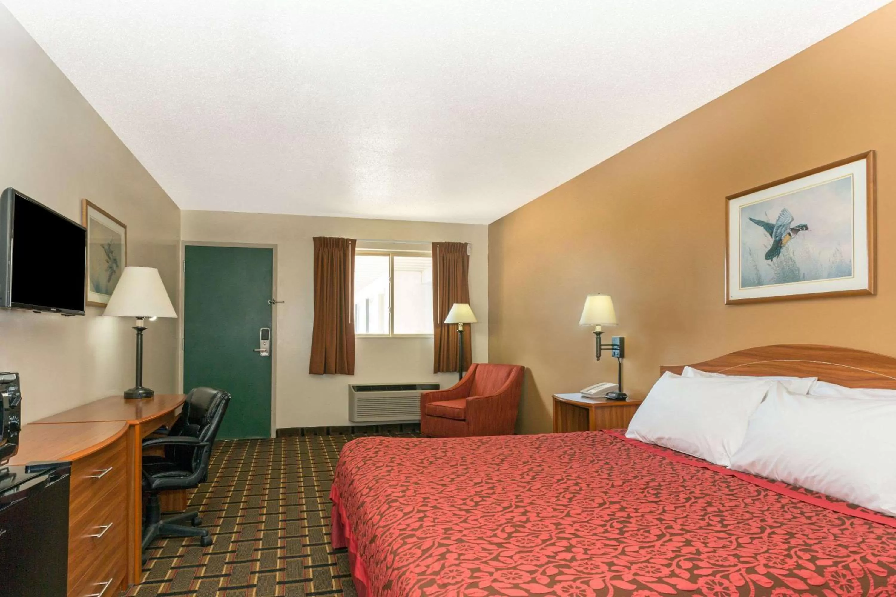 Photo of the whole room, Bed in Days Inn by Wyndham Paxton