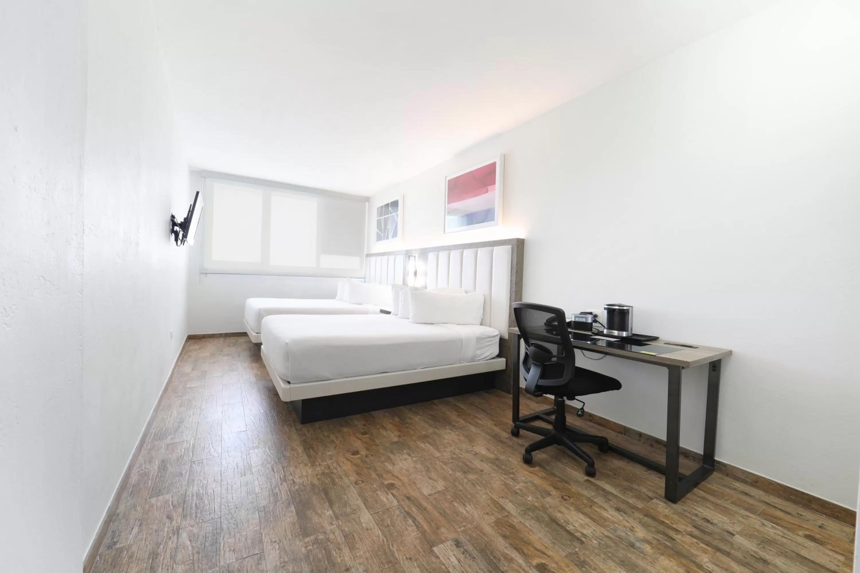 Photo of the whole room, Bed in San Juan Airport Hotel