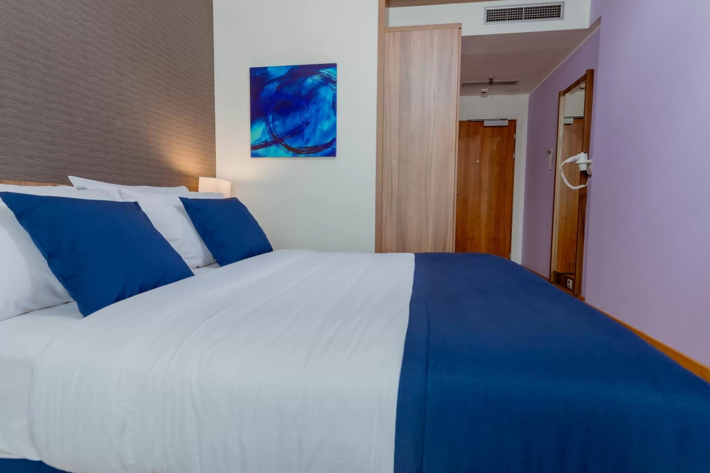 Property building, Bed in Holiday Inn Express Belgrade - City, an IHG Hotel
