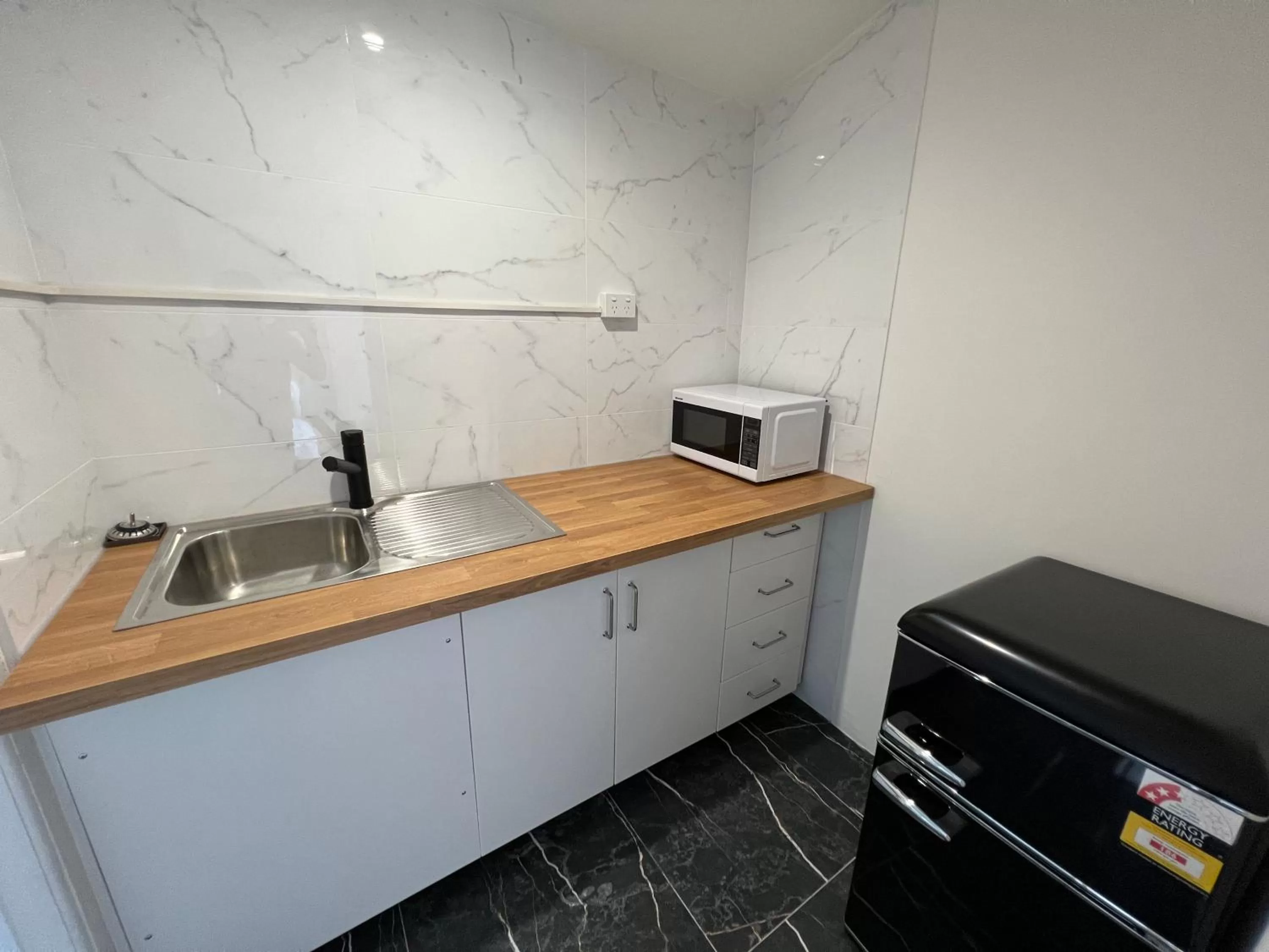 Kitchen or kitchenette in Lismore City Motor Inn