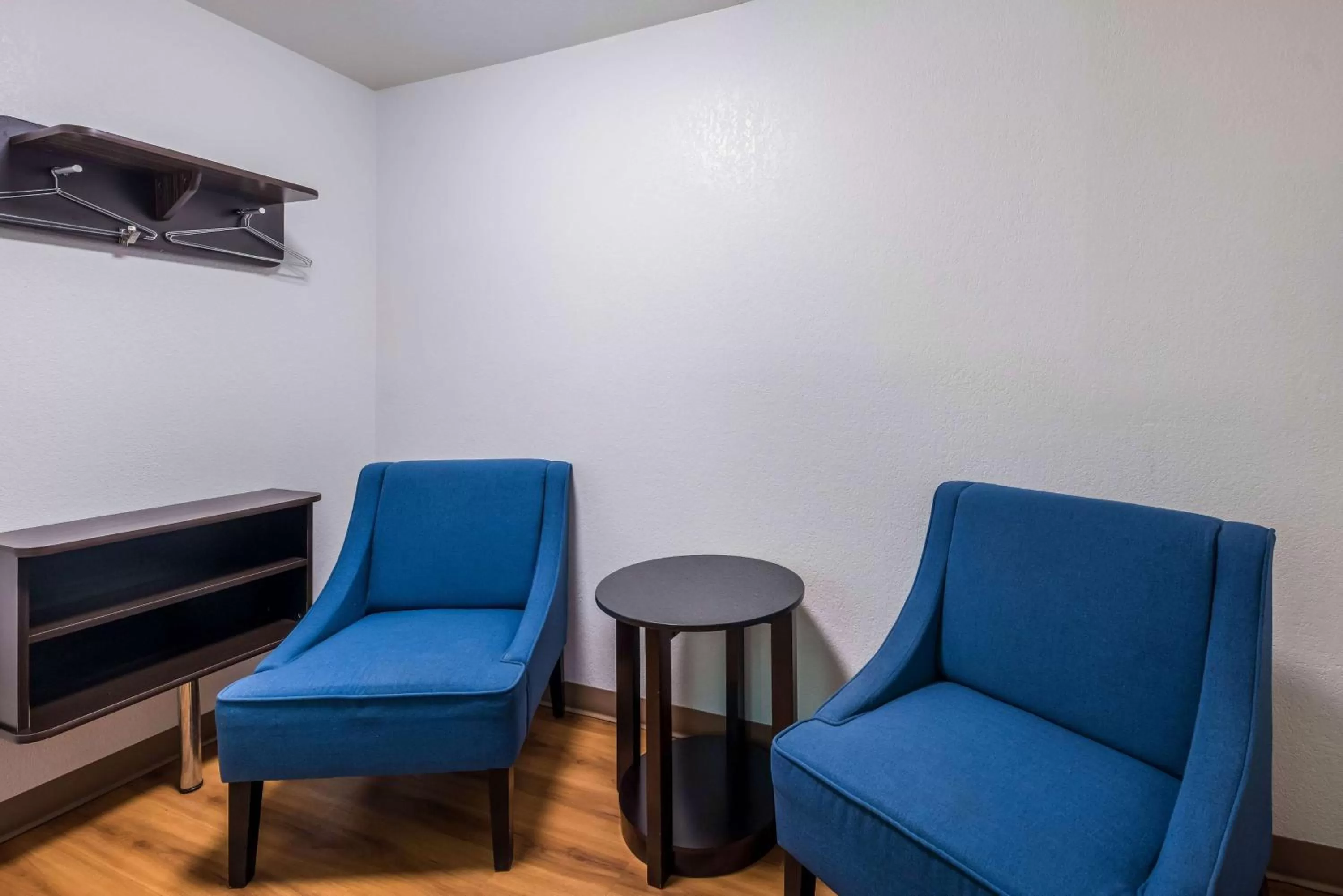 Seating area in Motel 6-Irving, TX - Irving DFW Airport East