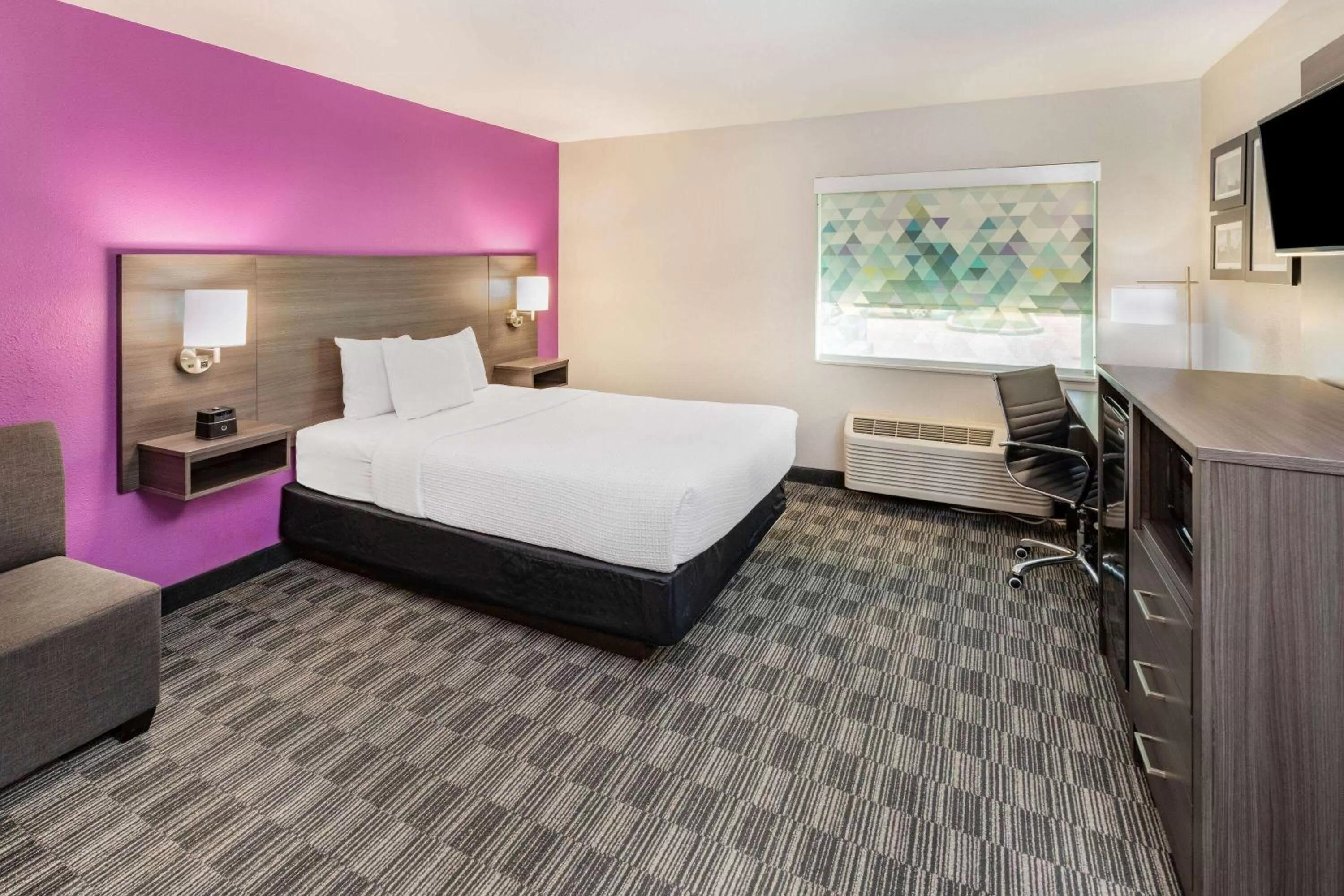 Photo of the whole room, Bed in La Quinta by Wyndham Houston Southwest