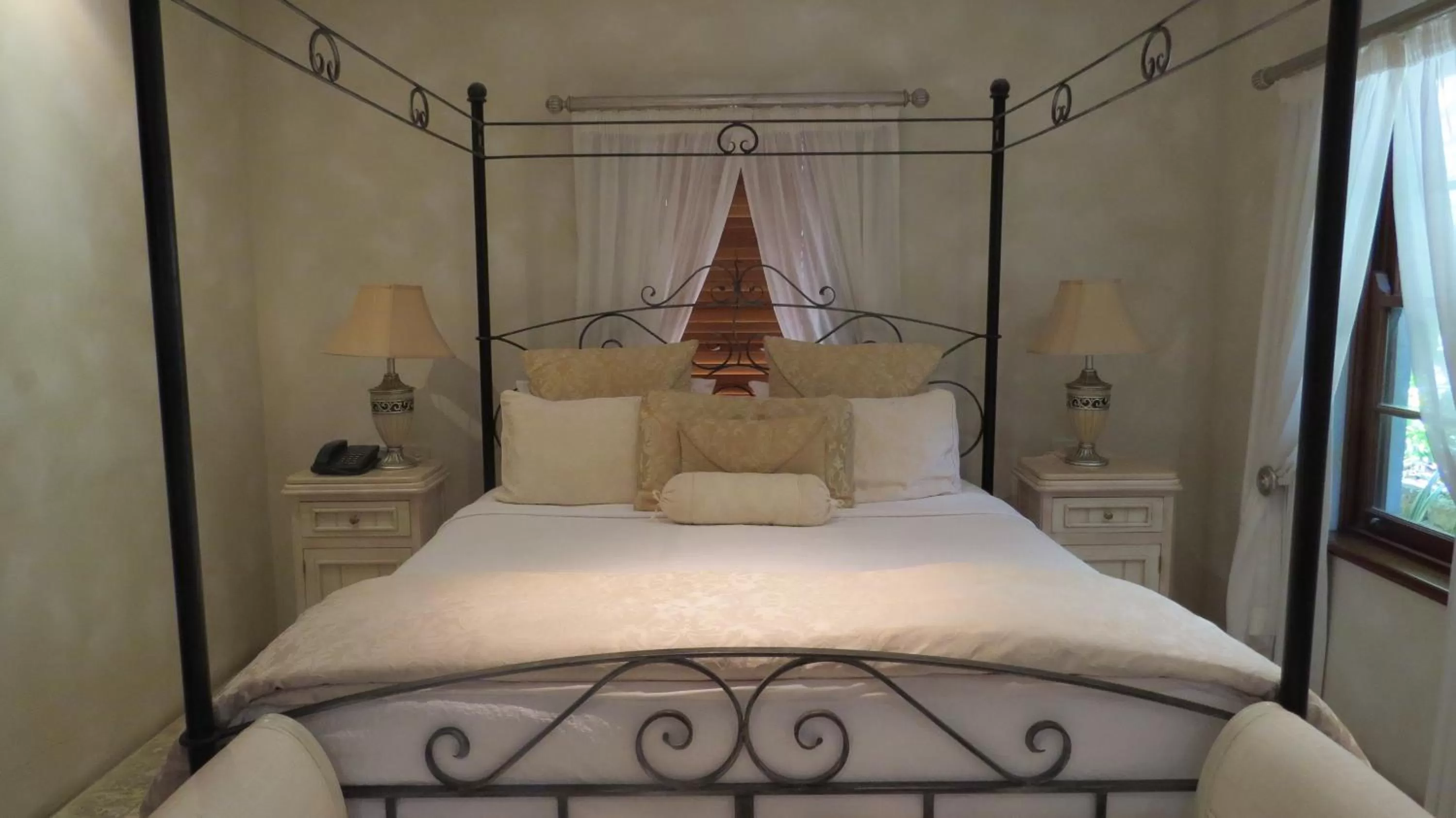 Day, Bed in Victoria's At Wategos