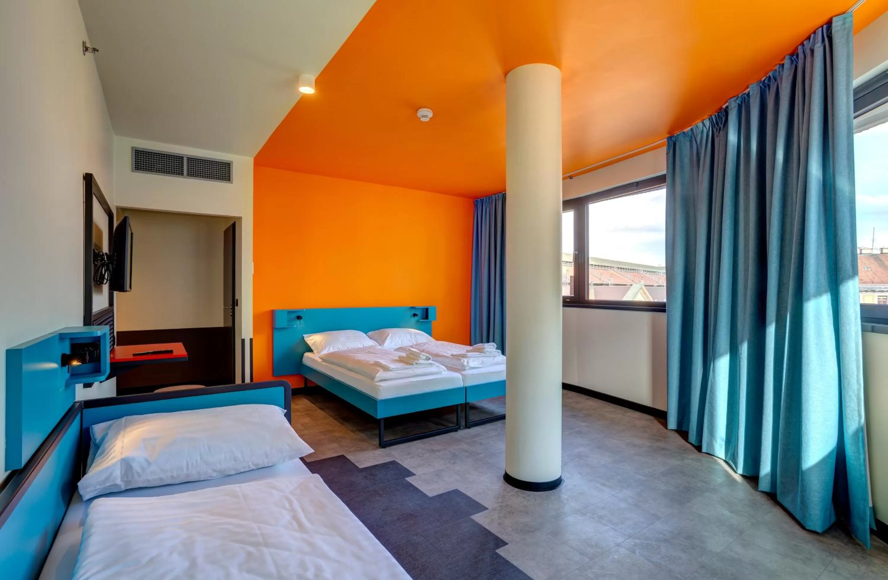 Photo of the whole room in MEININGER Budapest Great Market Hall