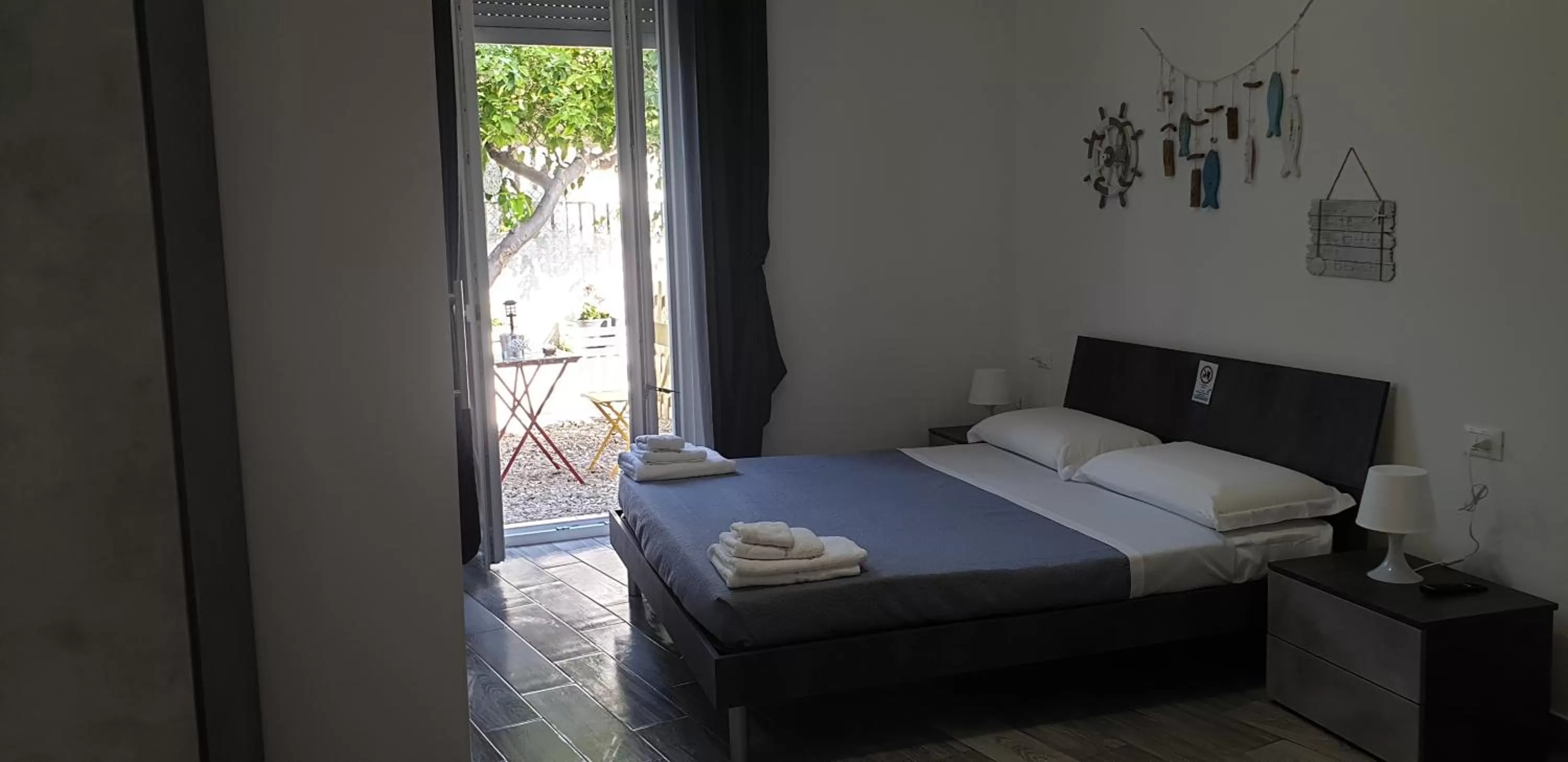 Garden, Bed in UN PASSO DAL MARE bed&breakfast San Salvo Marina