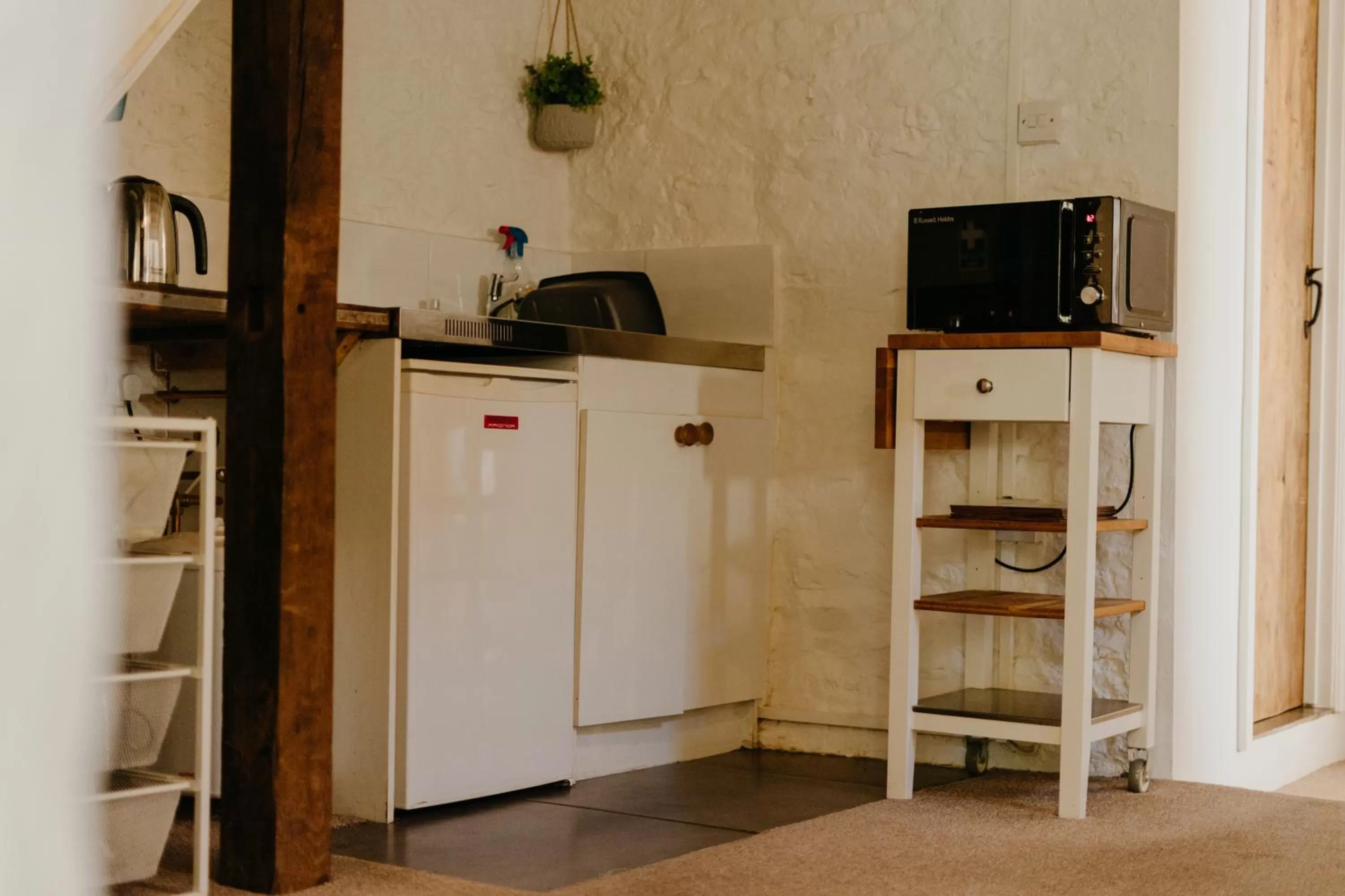 Kitchen or kitchenette in Little England Retreats - The Cottage