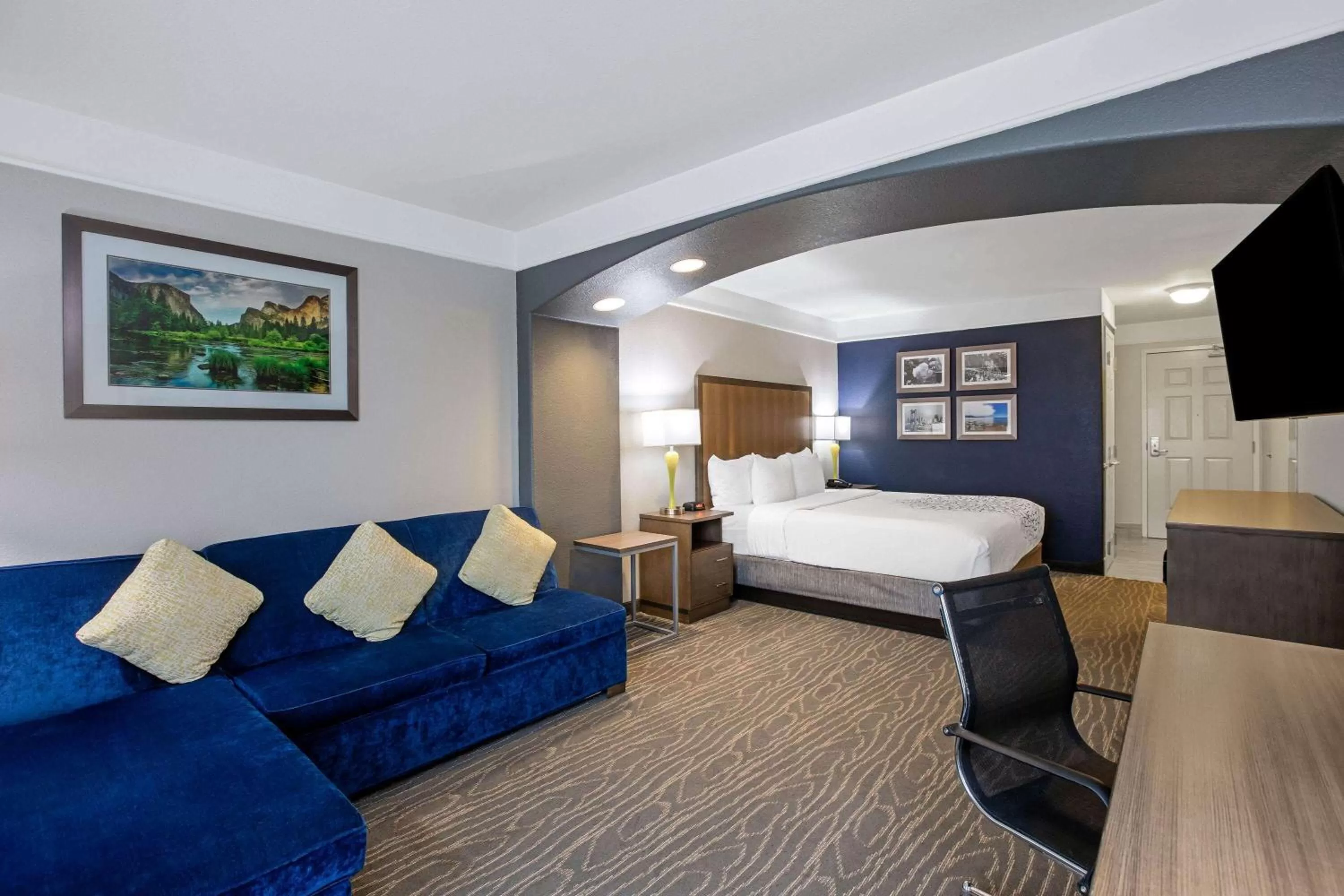 Photo of the whole room, Bed in La Quinta by Wyndham Manteca - Ripon