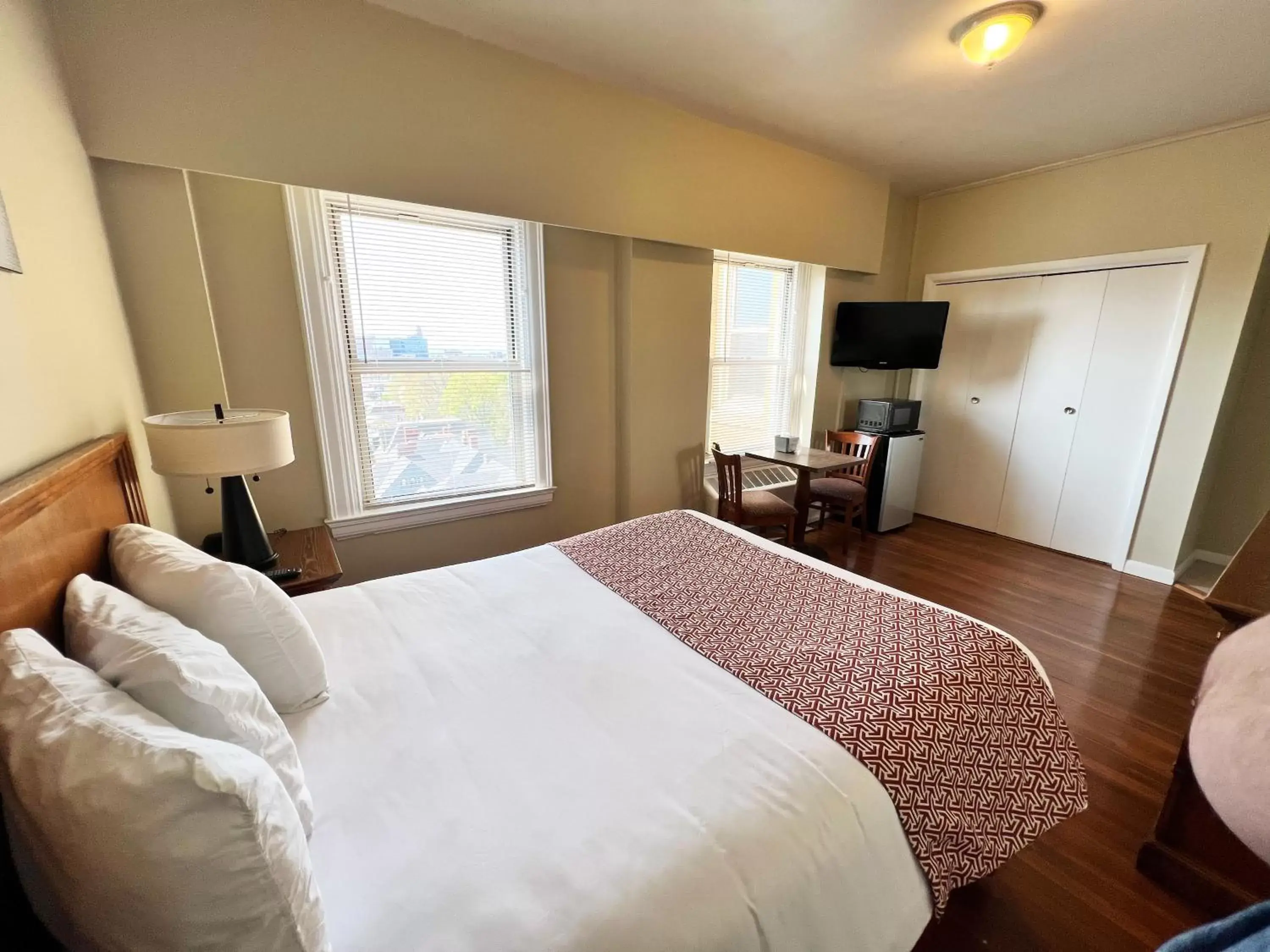 Queen Room in Lenox Hotel and Suites Queen Room in Lenox Hotel and Suites