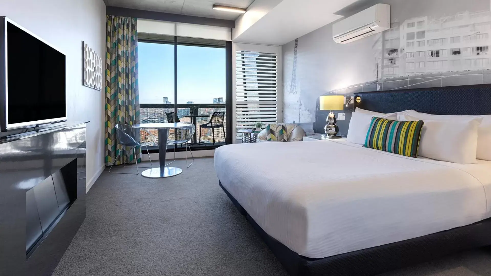 Studio Apartment with Park View & Balcony in Oaks Melbourne on William Suites Studio Apartment with Park View & Balcony in Oaks Melbourne on William Suites