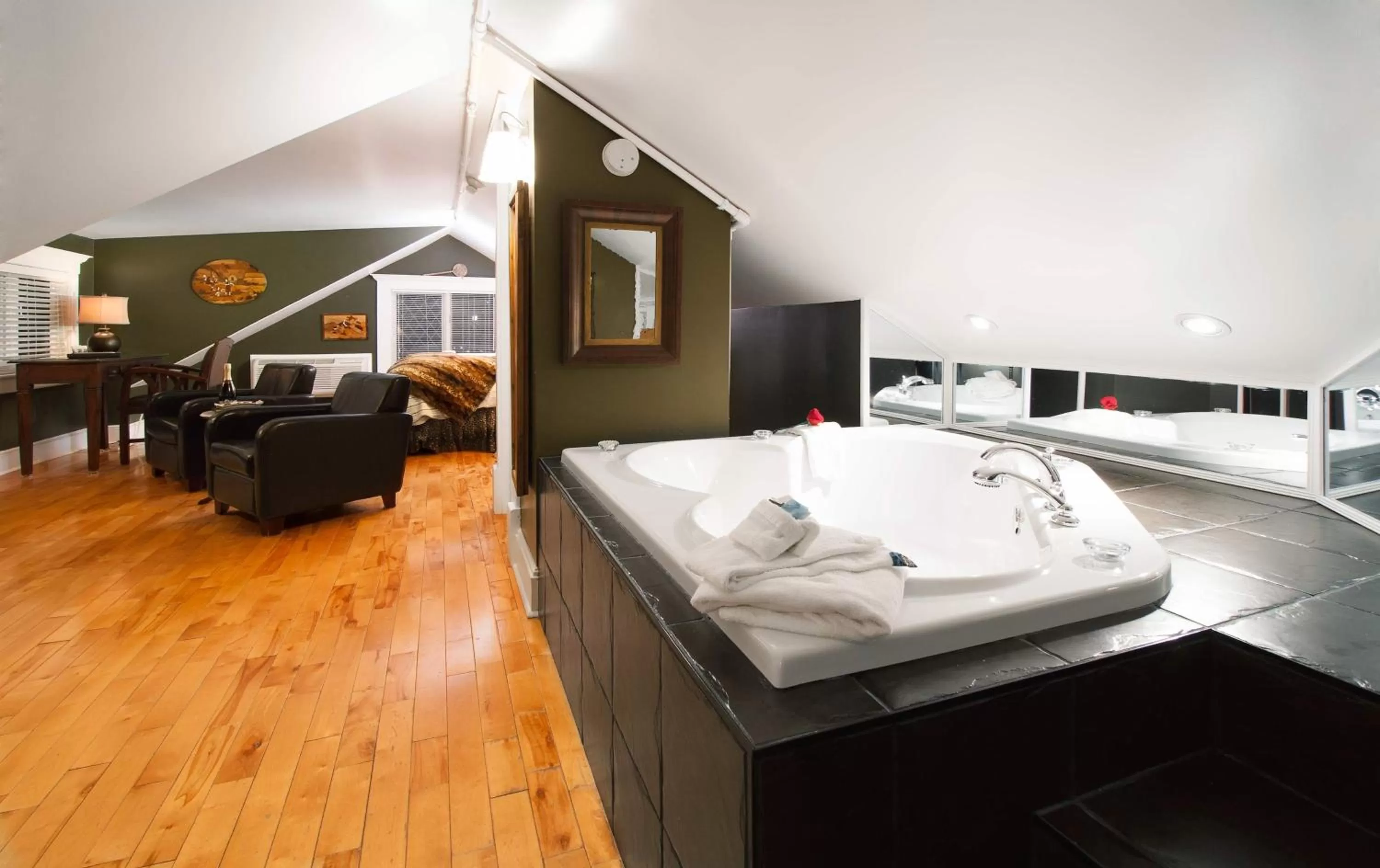 Bedroom, Bed in Leaside Manor