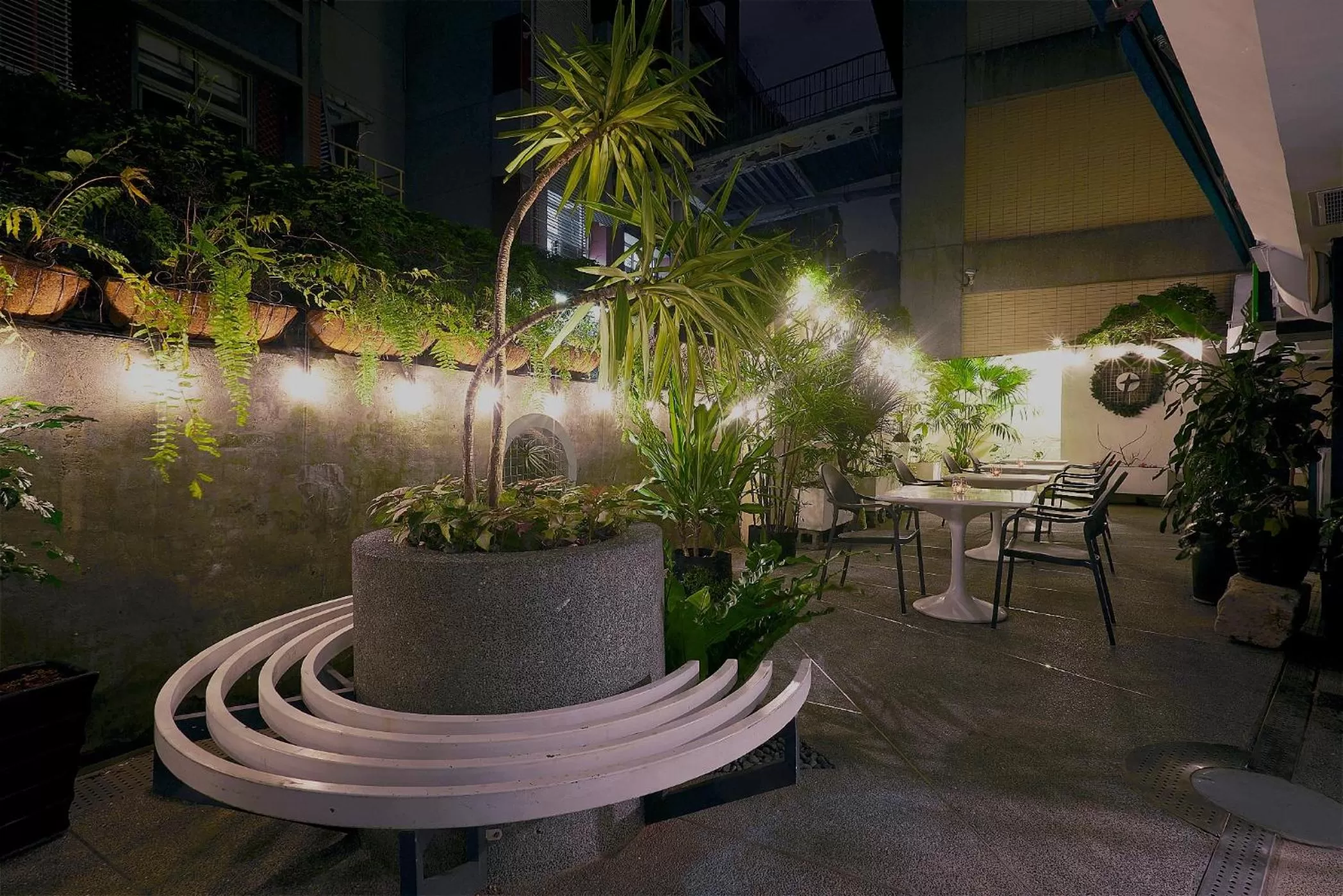 Restaurant/places to eat in Papersun Hotel