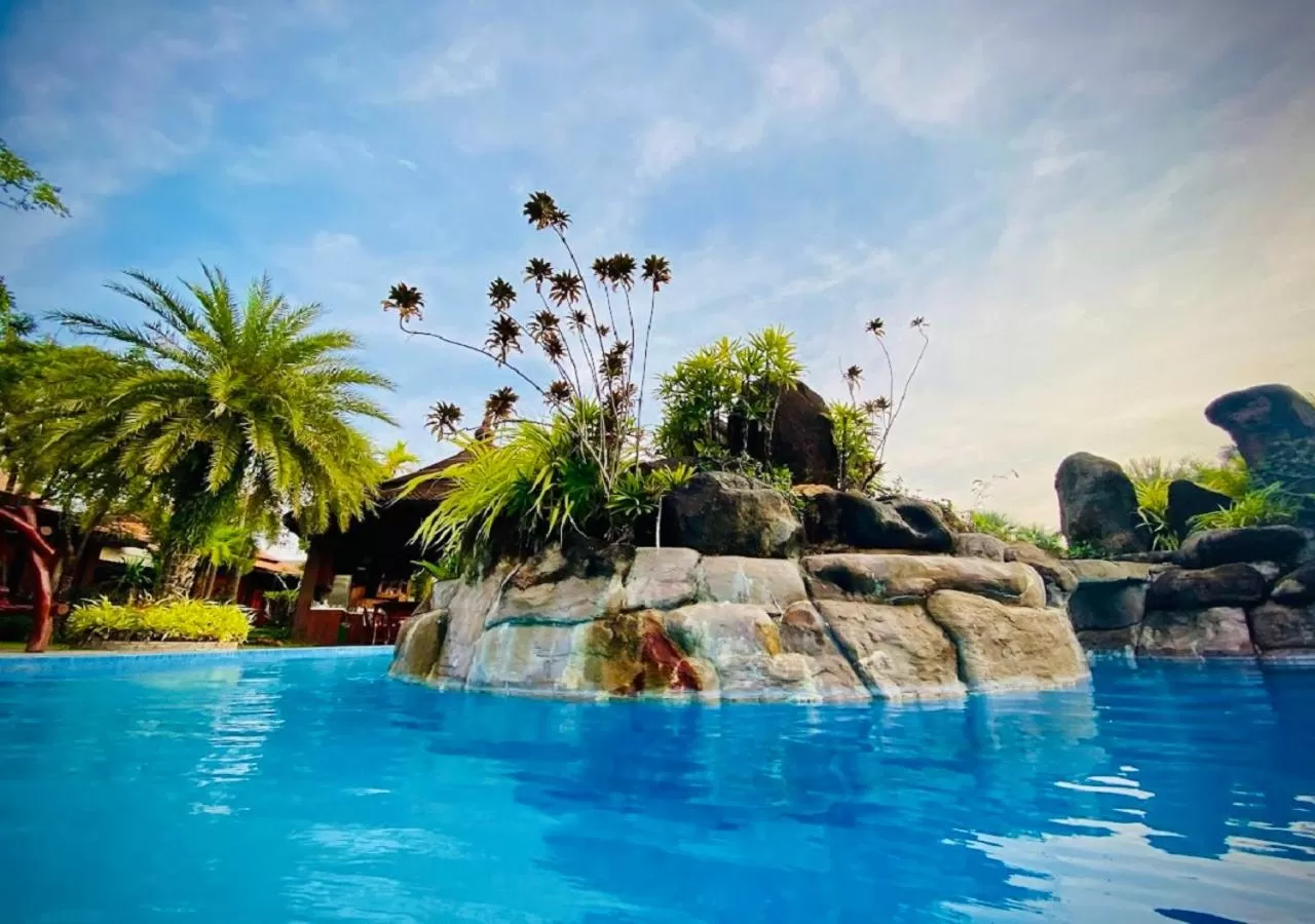 Swimming Pool in Try Palace Resort-Kep