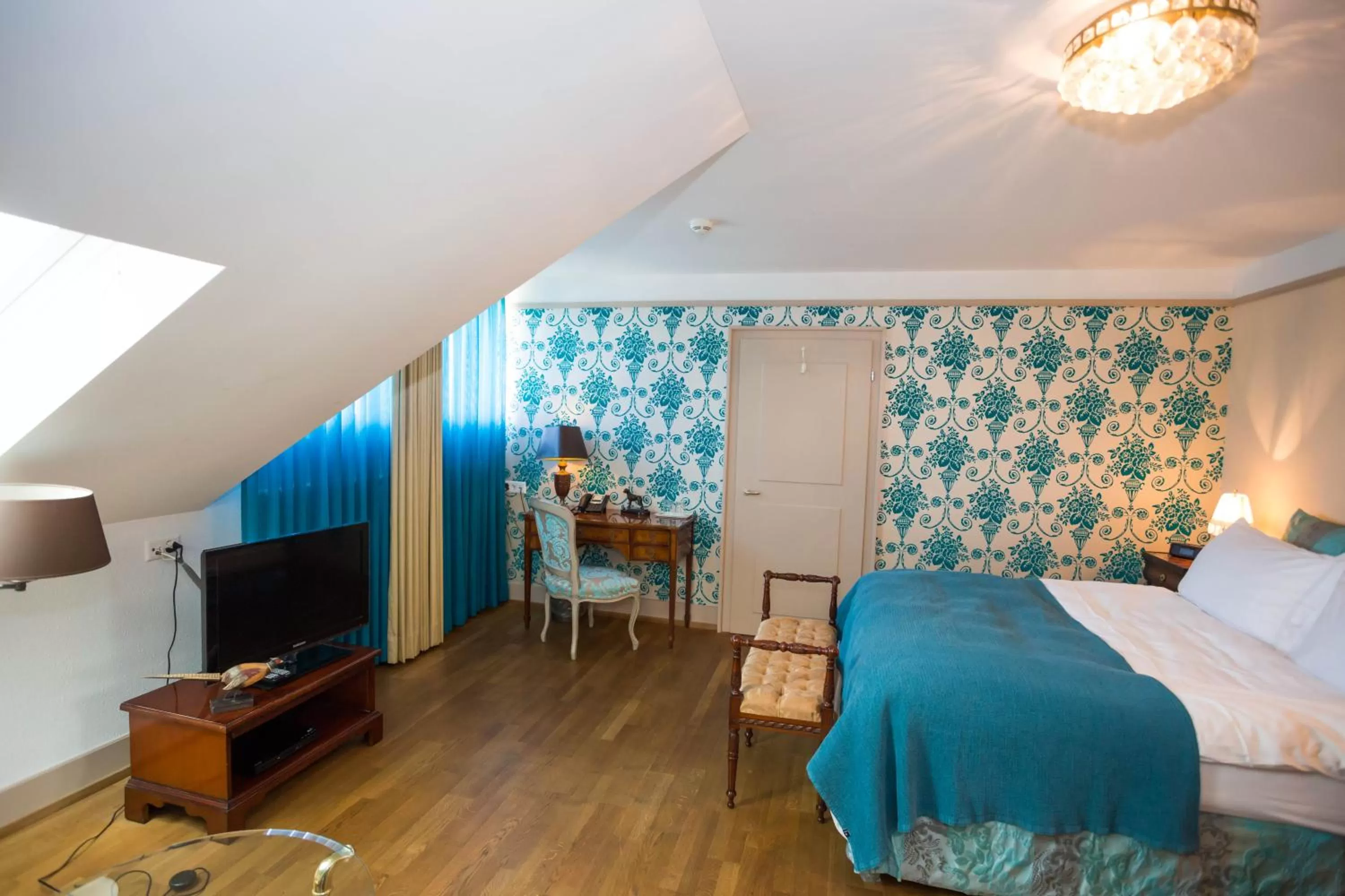 TV and multimedia, Bed in Townhouse Boutique Hotel