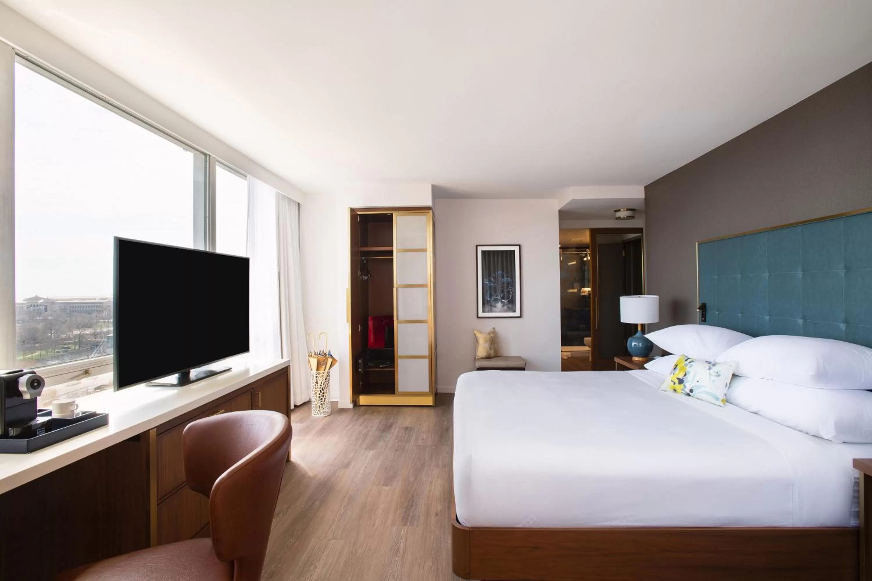 Photo of the whole room, Bed in Le Meridien Essex Chicago