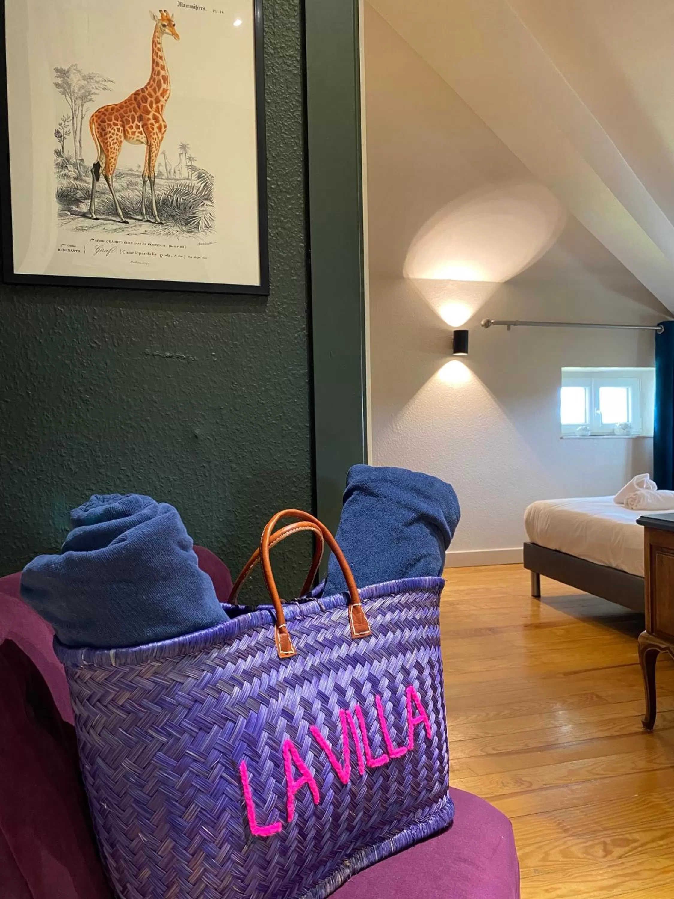 Bedroom, Seating Area in LA VILLA Hôtel-Restaurant