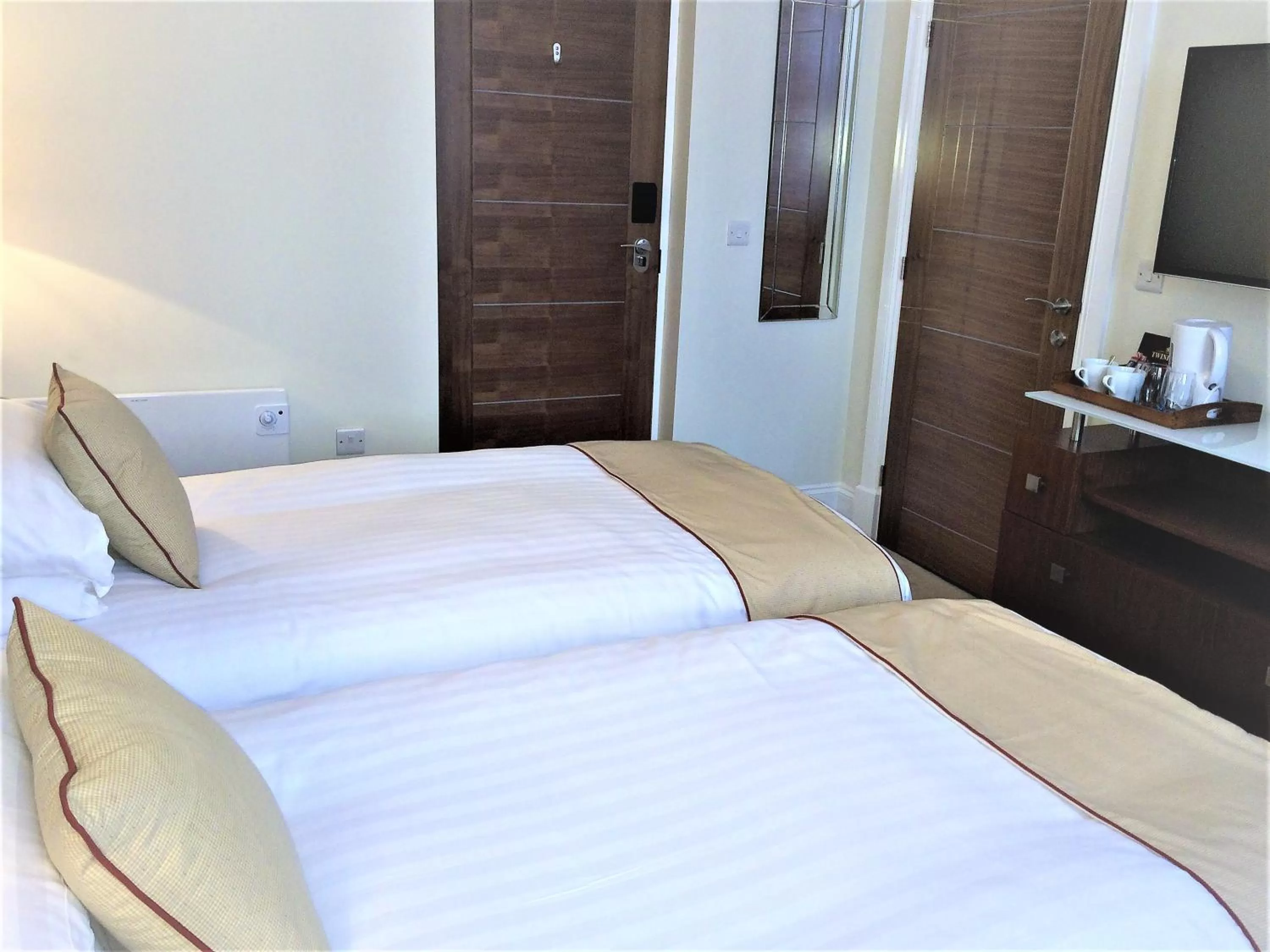 Bedroom, Bed in Kings Park Hotel