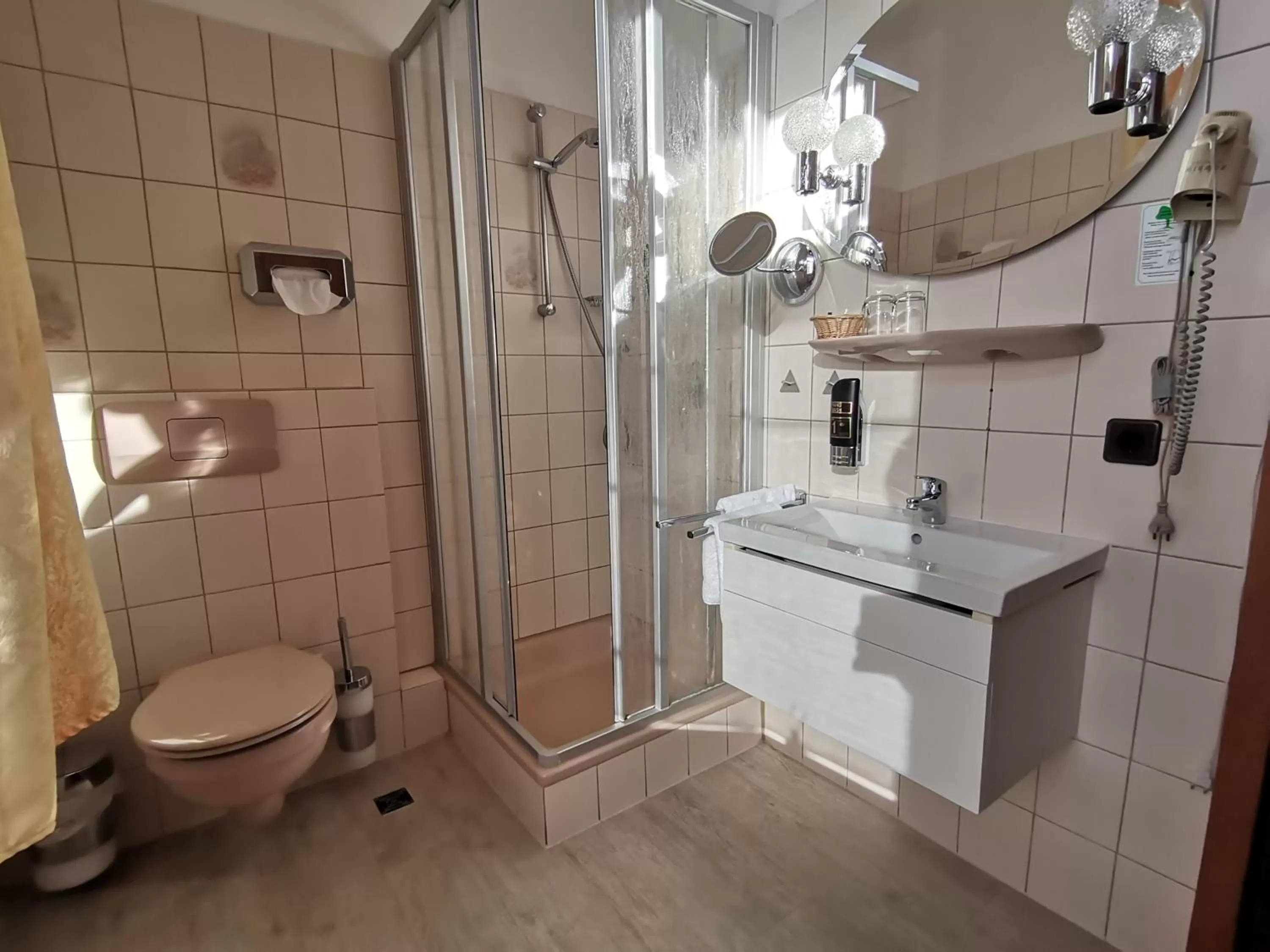 Shower, Bathroom in Hotel Kitzinger Hof an der B8