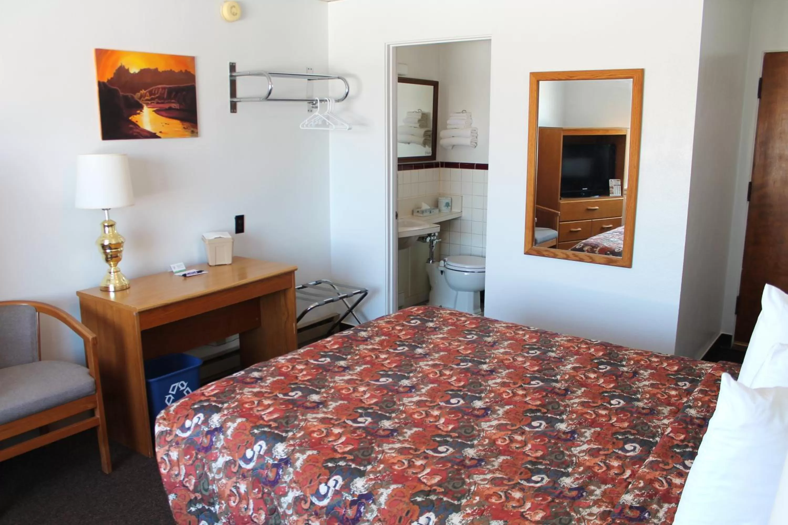 Bed in Budget Host Crestview Inn