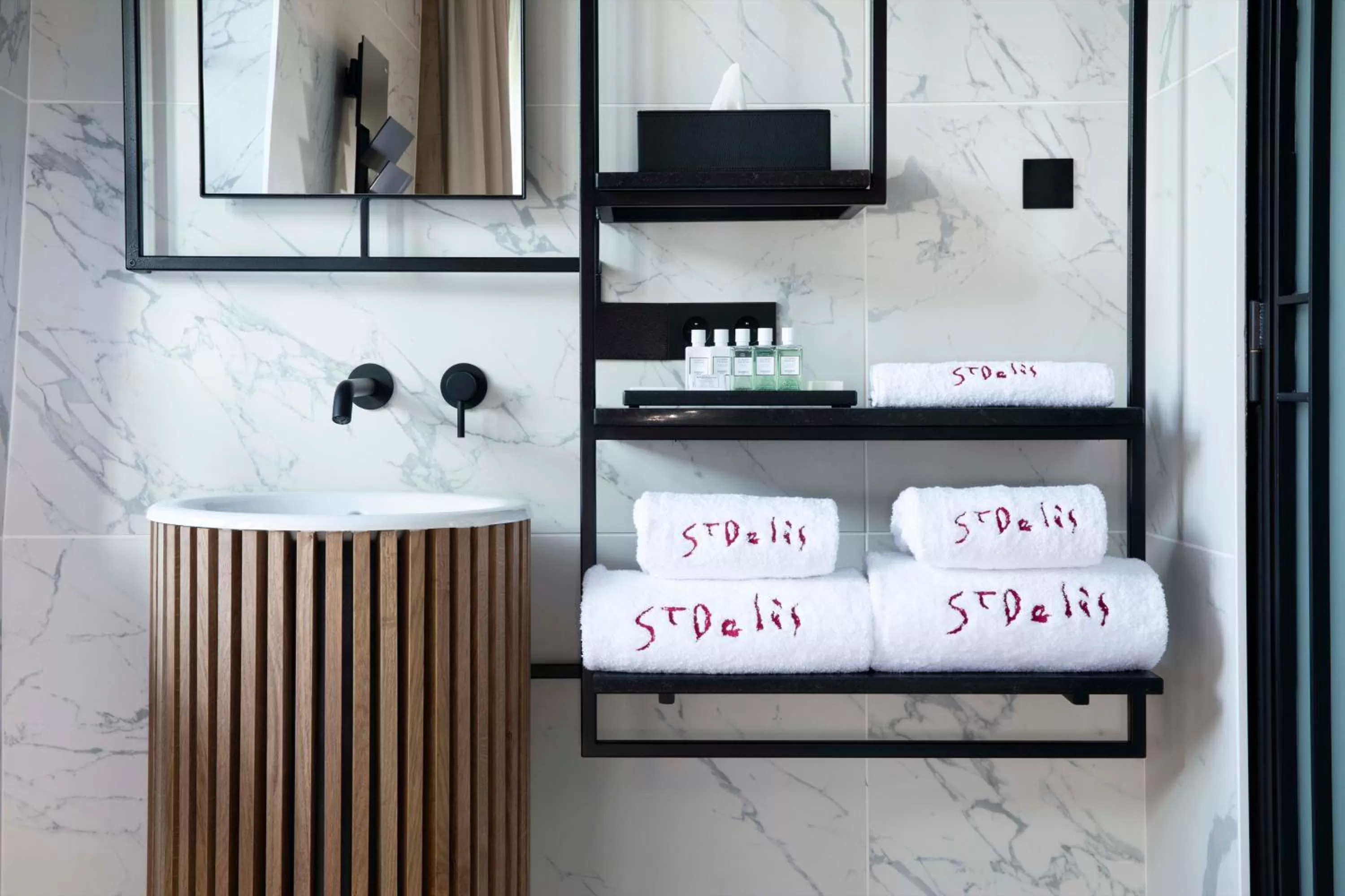 Bathroom, Bed in Hôtel Saint-Delis - La Maison du Peintre - Relais & Châteaux