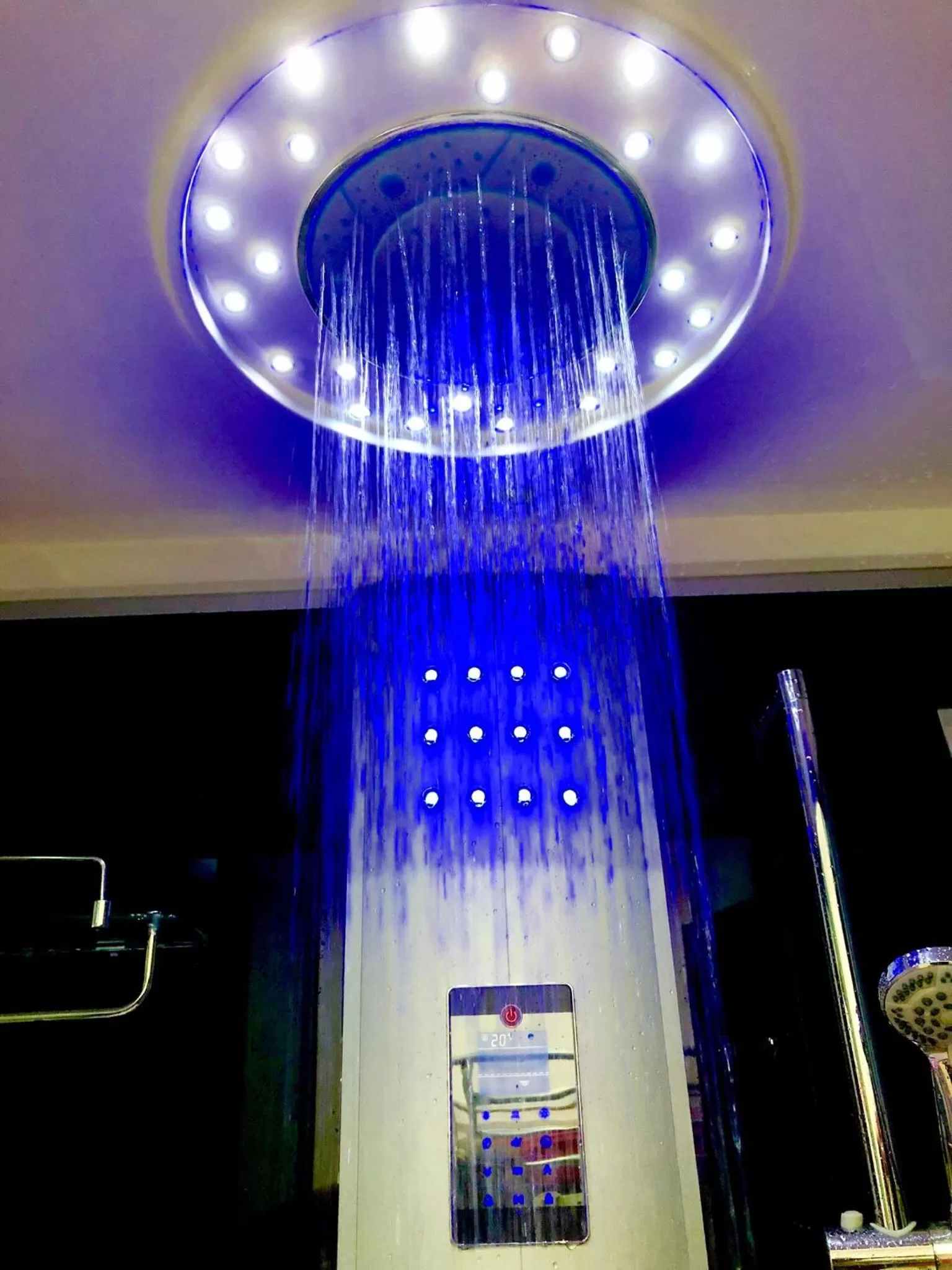 Shower in WELLNESS ART & WINE CAREN