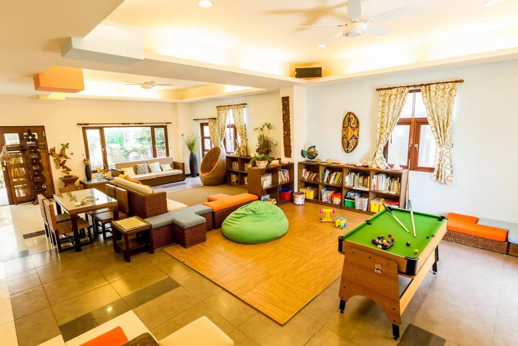 Communal lounge/ TV room in Beachcastle & Sea View Villa