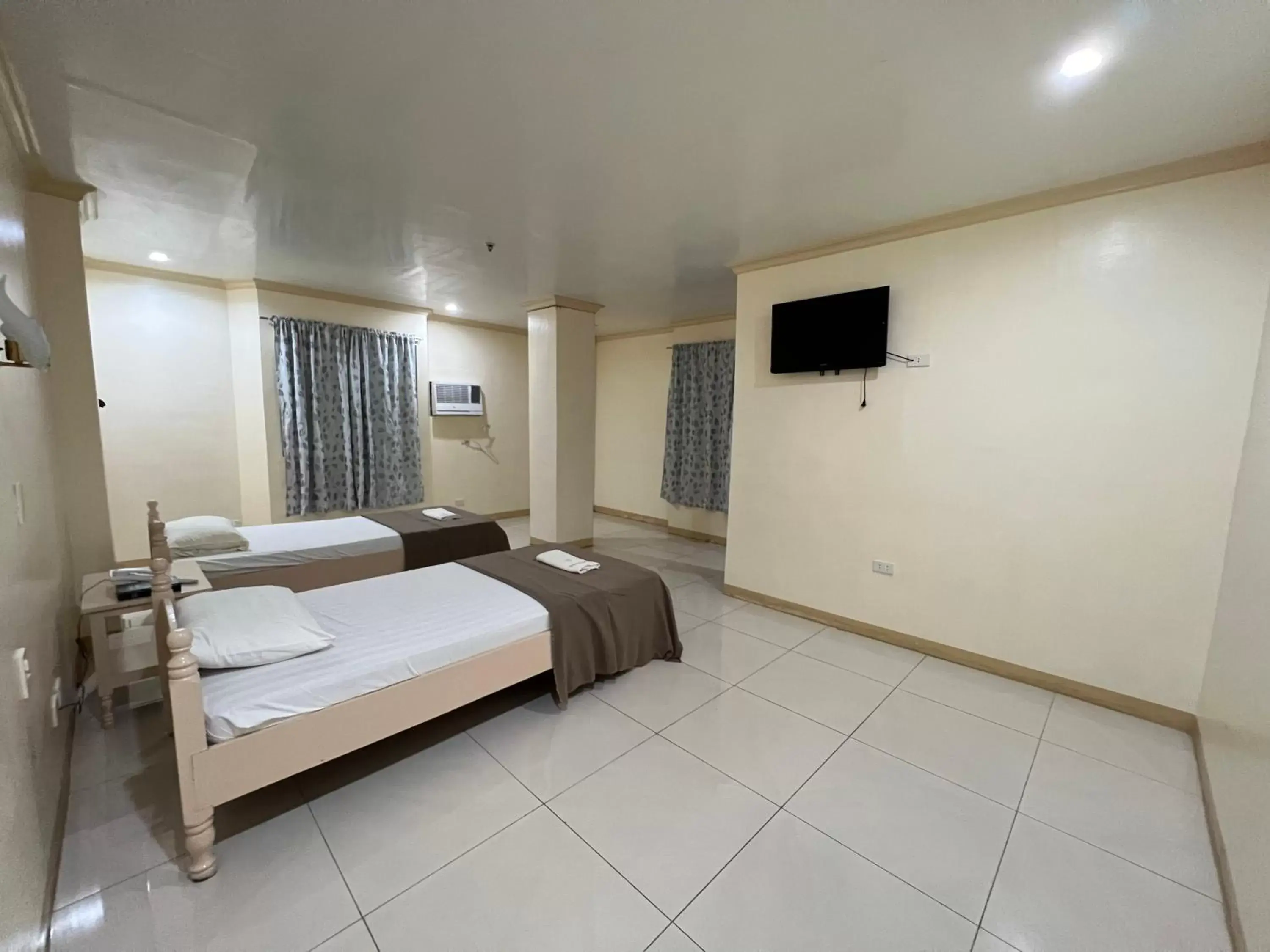 Double or Twin Room with Bathroom in La Elliana Hotel & Restaurant, Inc. Double or Twin Room with Bathroom in La Elliana Hotel & Restaurant, Inc.