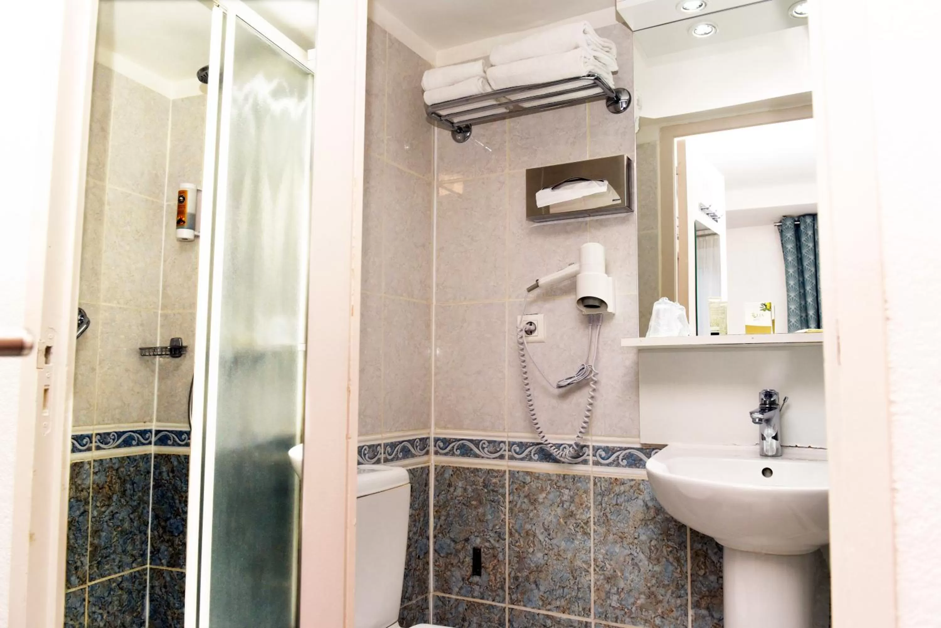 Shower in Azur Hôtel