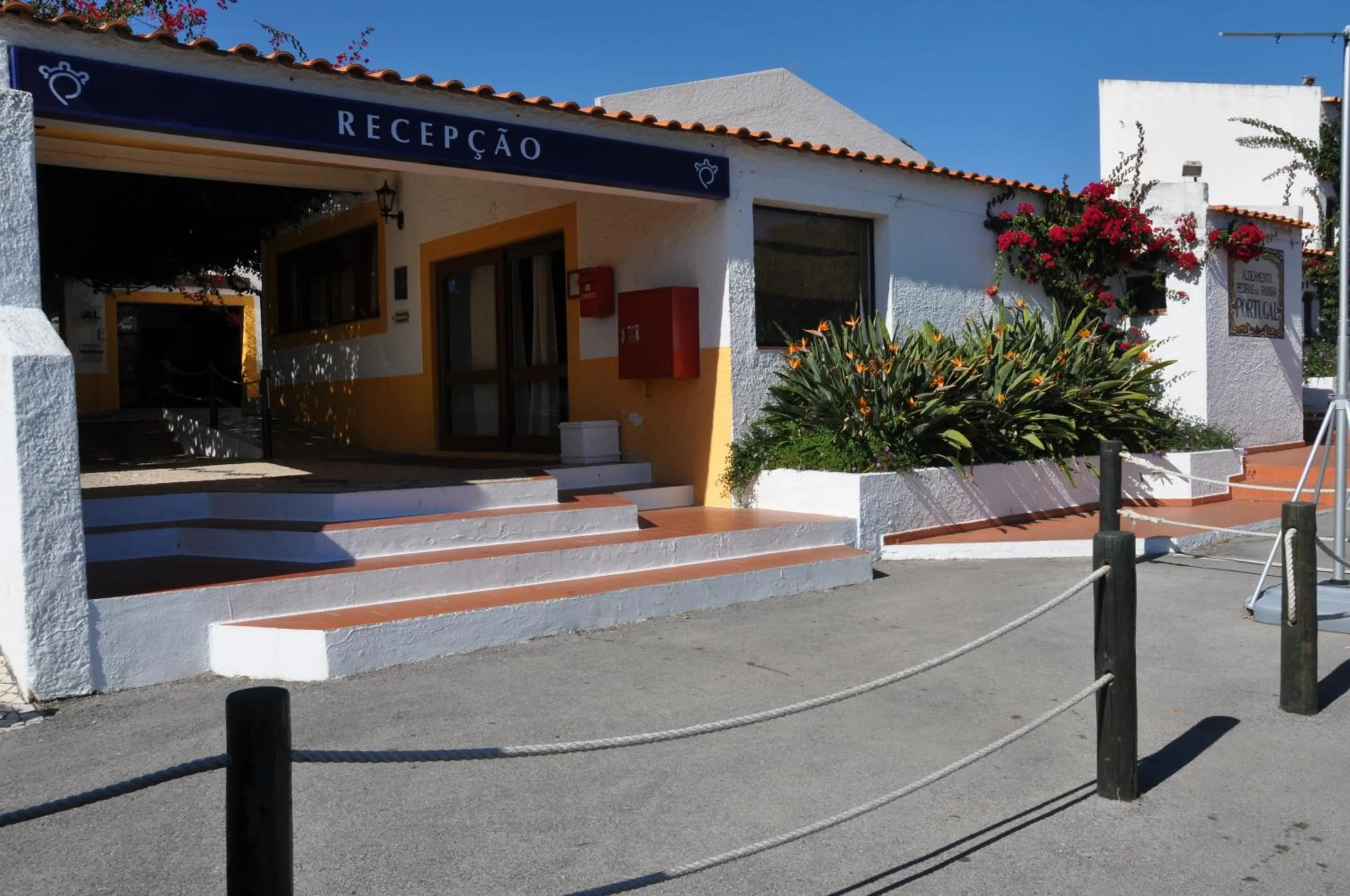Facade/entrance in Pedras Da Rainha