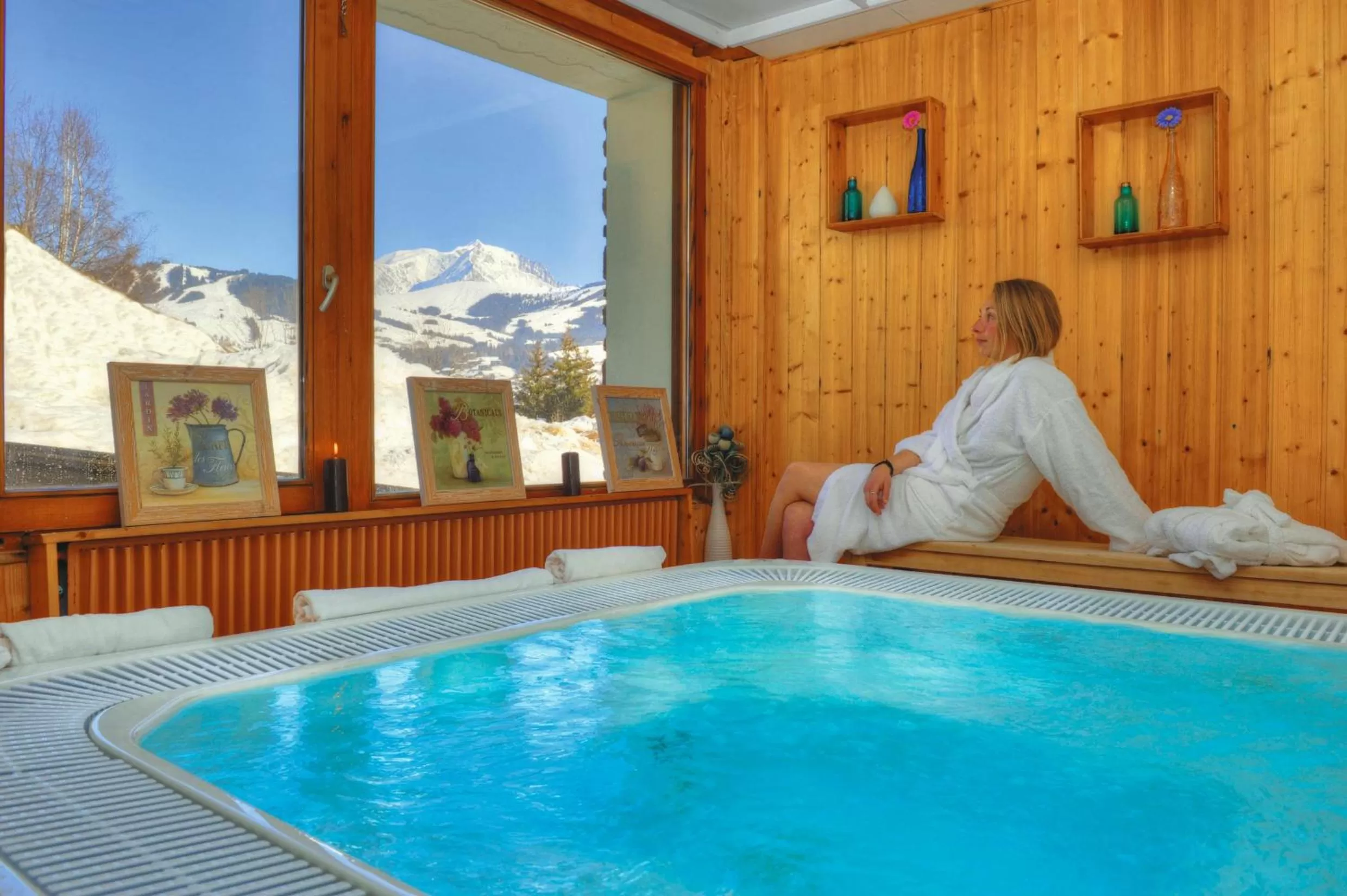 Hot Tub, Swimming Pool in Hôtel Vacances Bleues Les Chalets du Prariand