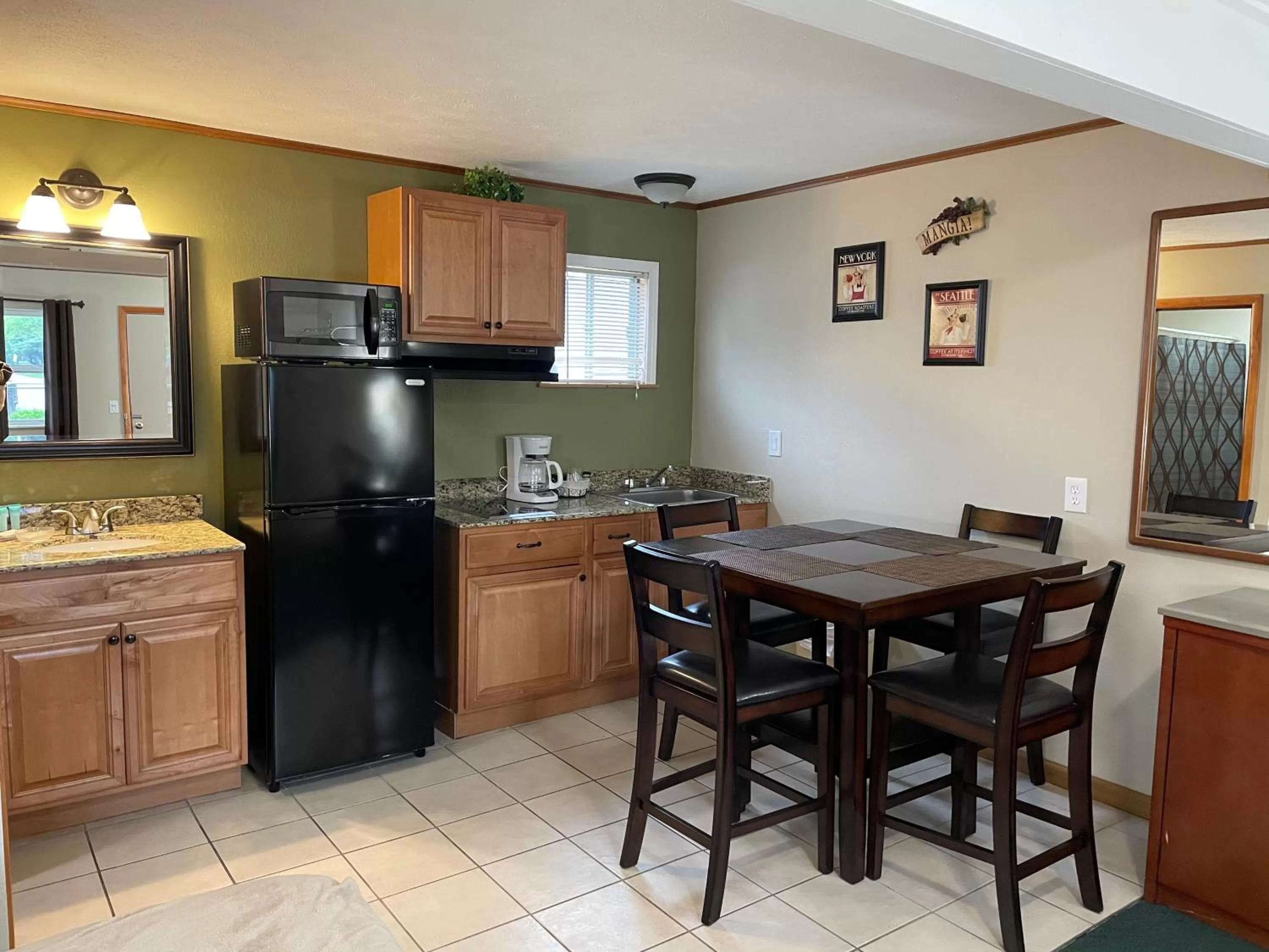 Coffee/tea facilities in Hunter's Friend Resort near Table Rock Lake