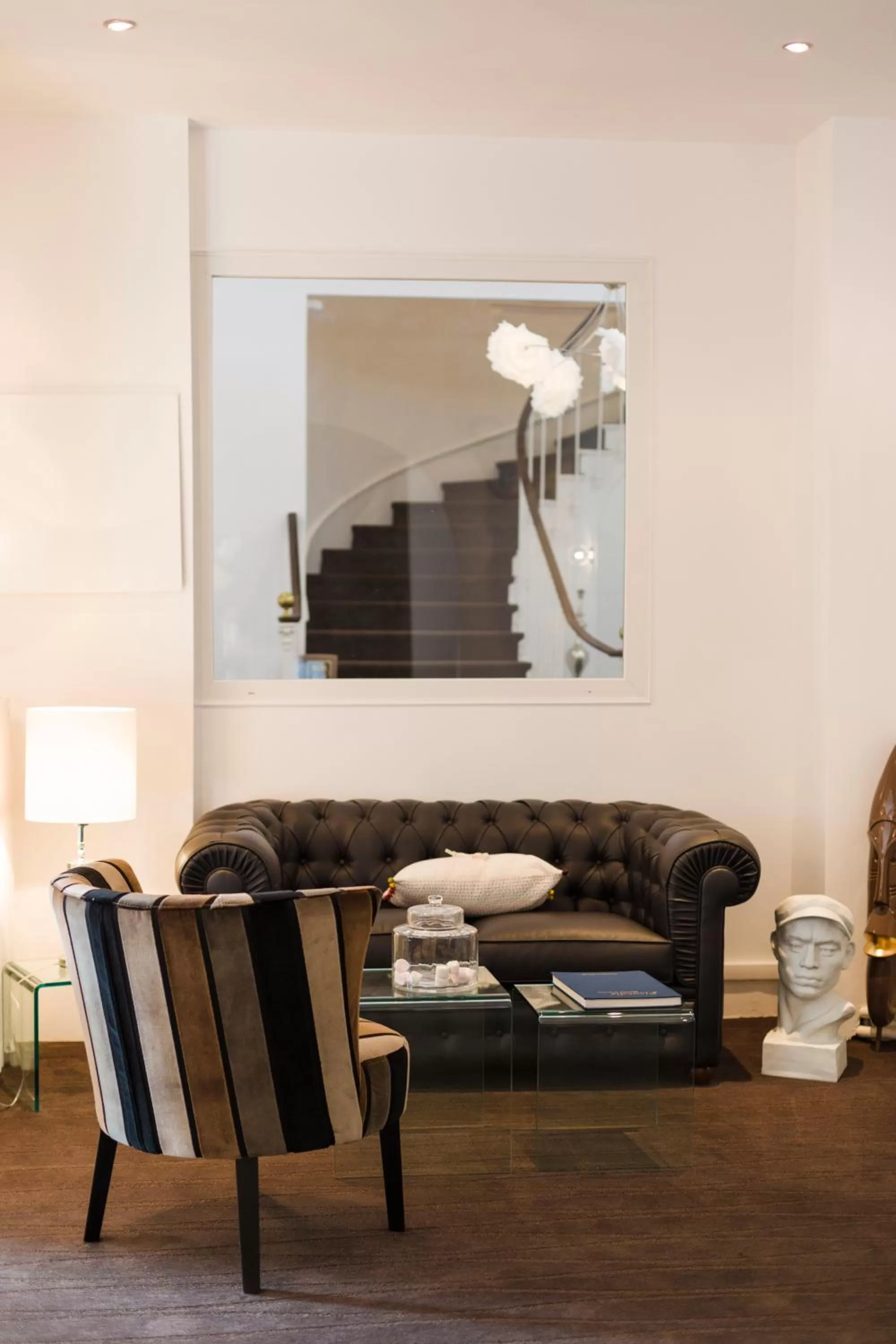 Decorative detail in Le Saint Louis