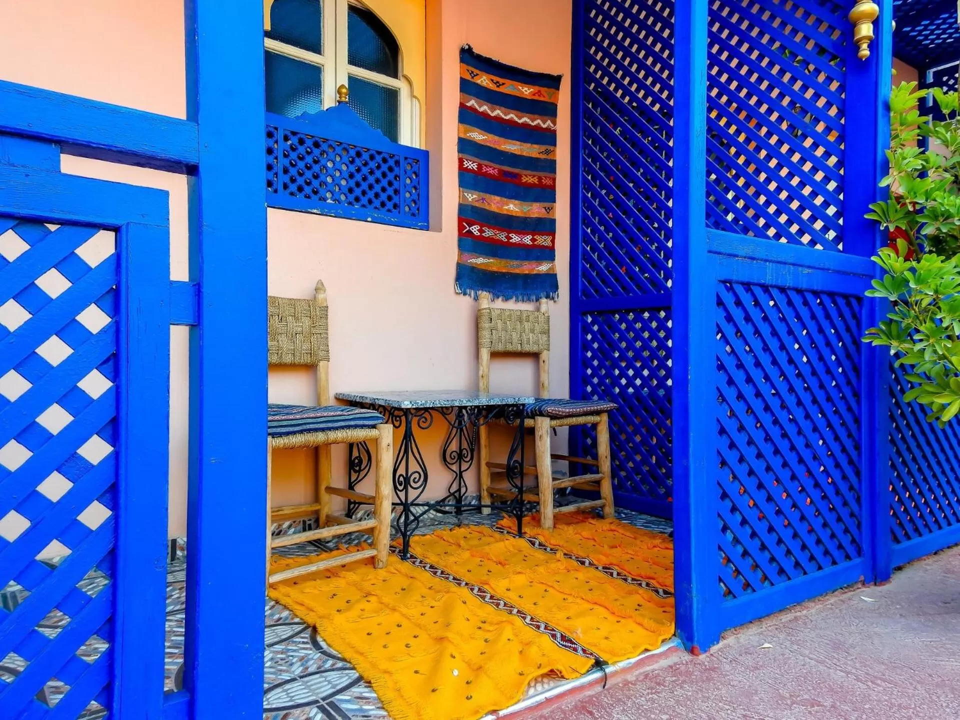 Facade/entrance in Le Bleu House