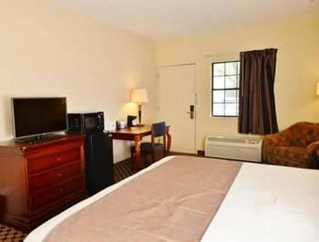 Bed in Americas Best Value Inn - Tunica Resort