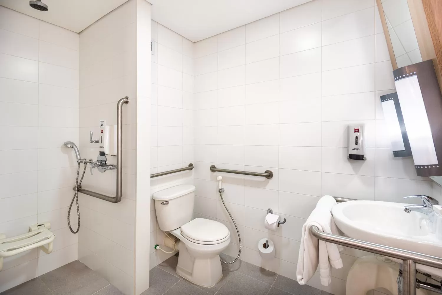 Shower in ibis Bogota Museo