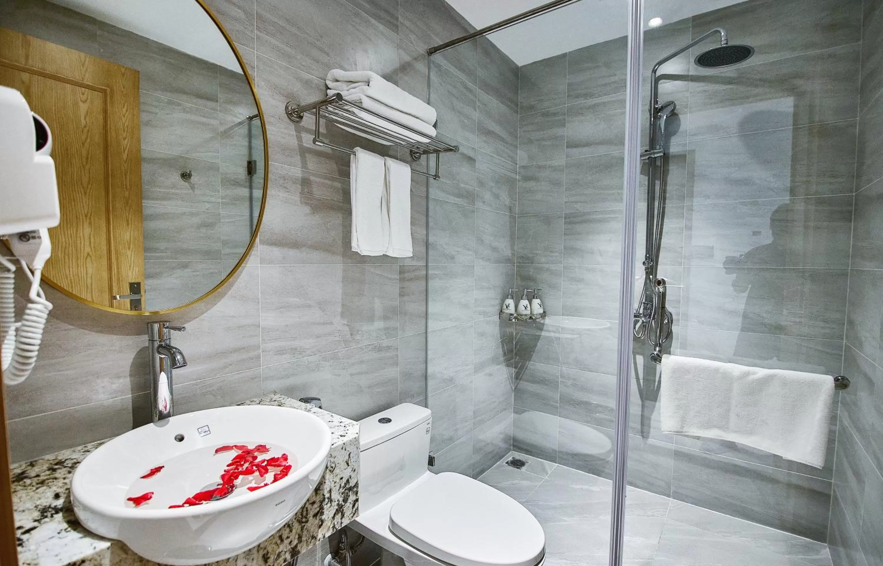 Toilet in The Yen Residences Halong