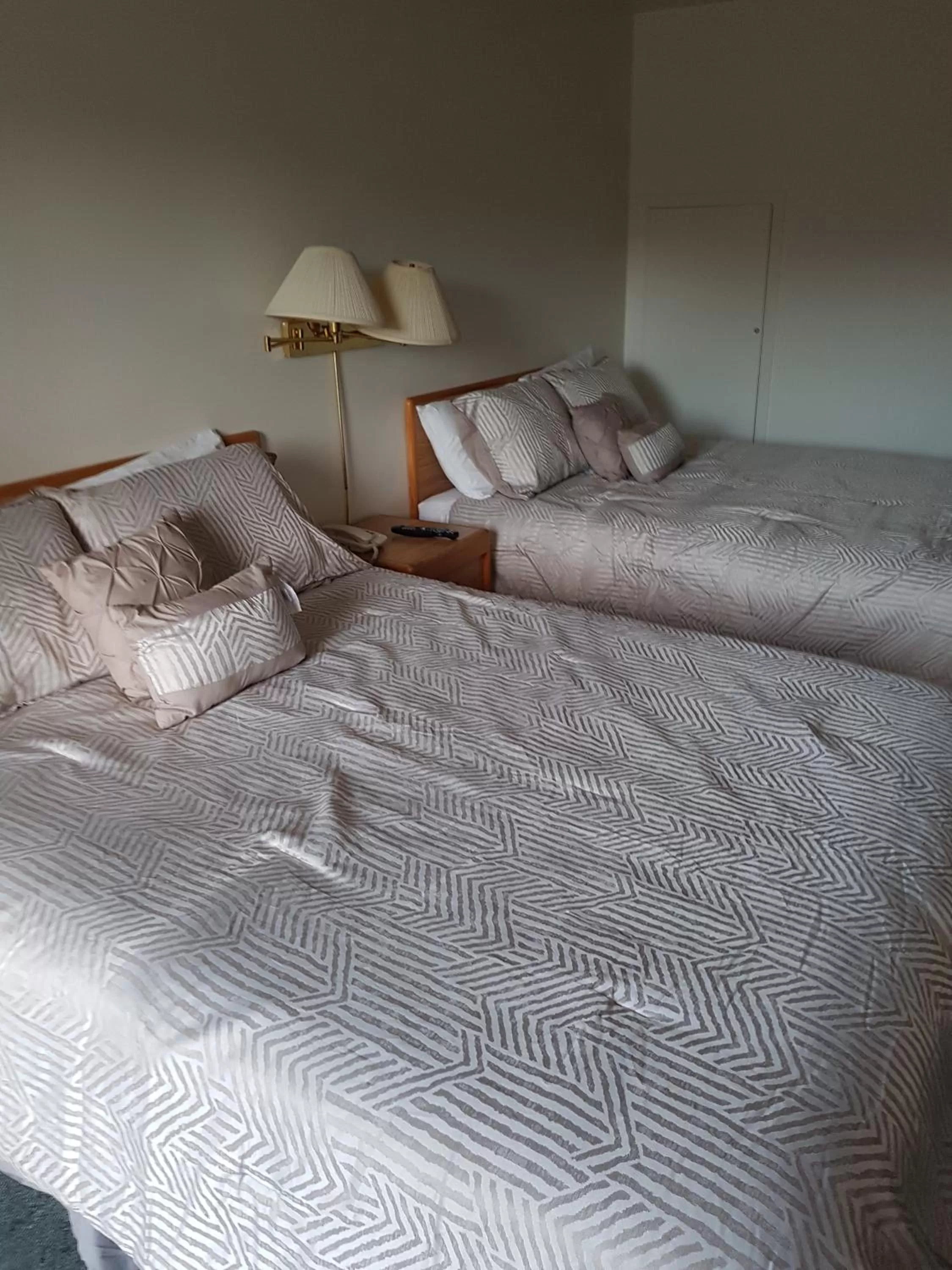 Superior Queen Room in Covered Bridge Inn & Suites