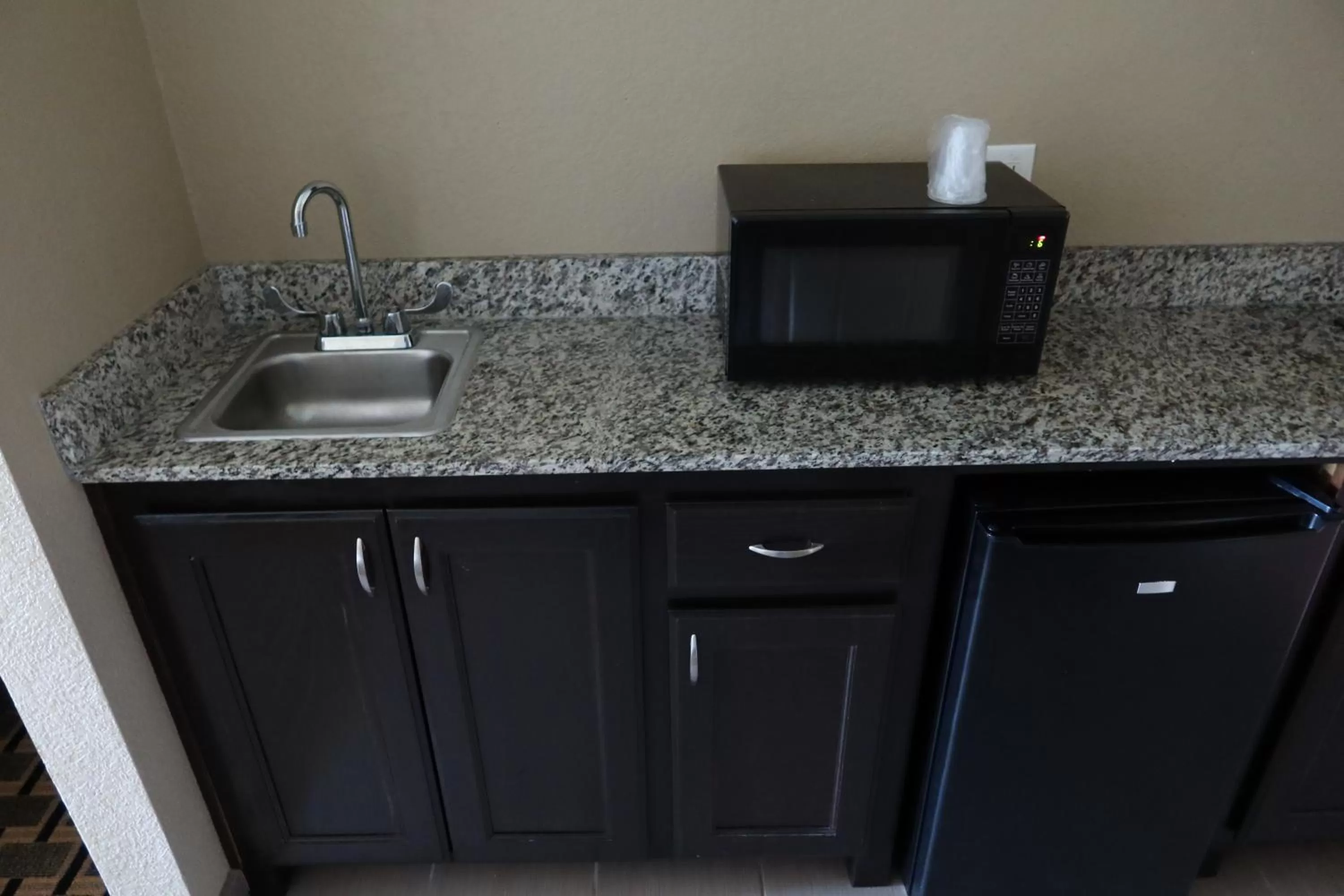 Kitchen or kitchenette in West Worth Inn & Suites White Settlement