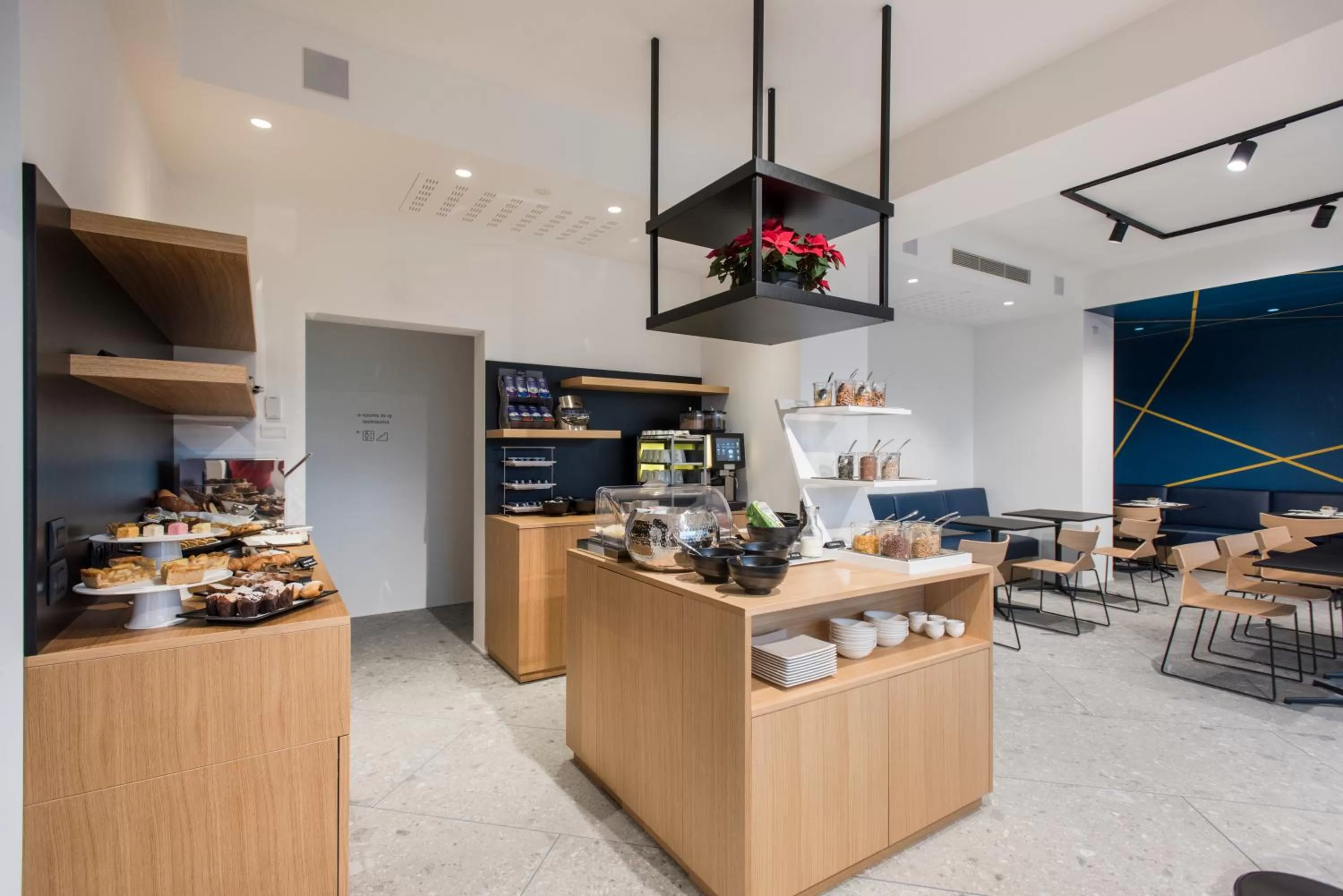 Food and drinks in HOODY ACTIVE & HAPPINESS HOTEL