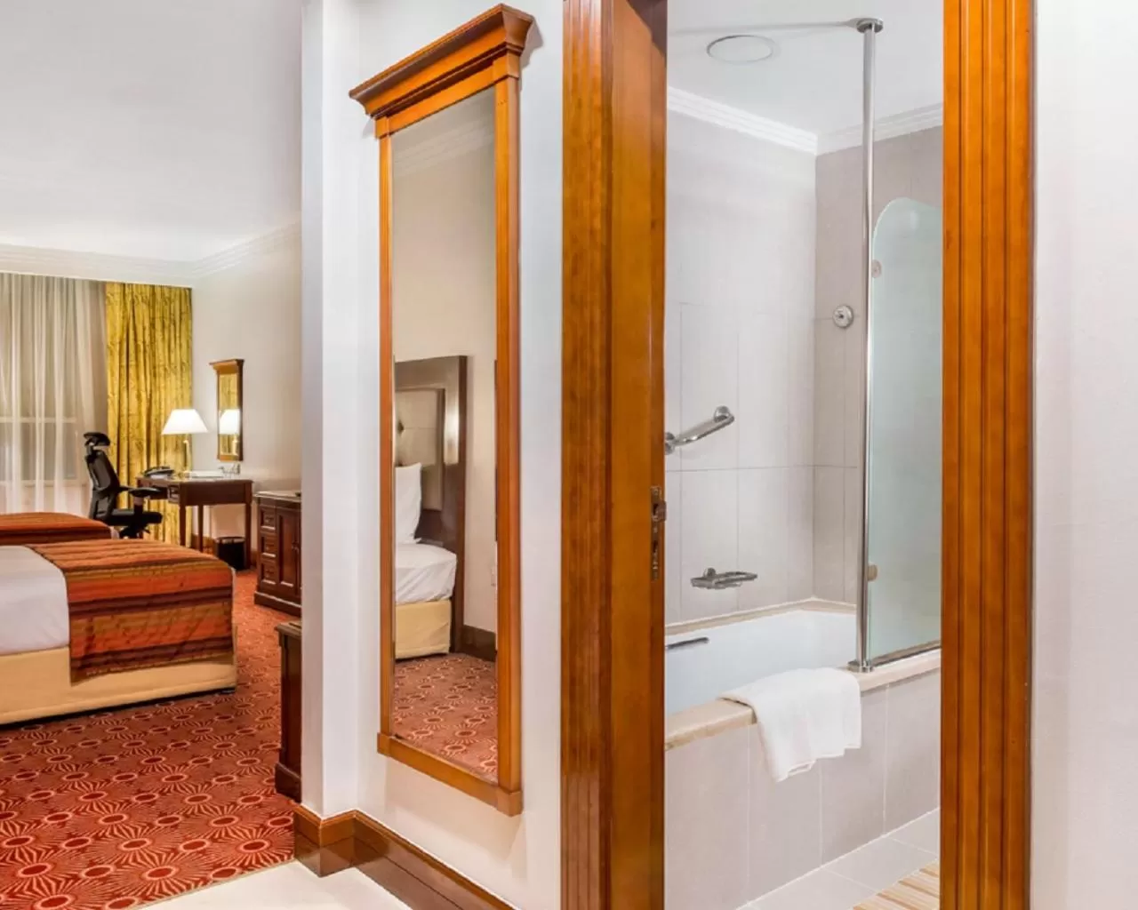 Bathroom, Bed in Sunday Hotel Holiday international Dubai