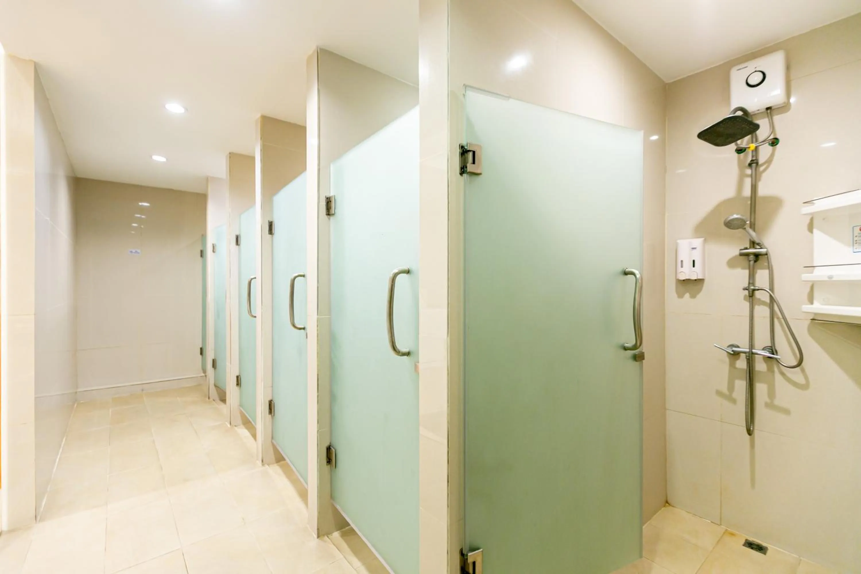 Shower in The Bedrooms Hostel Pattaya