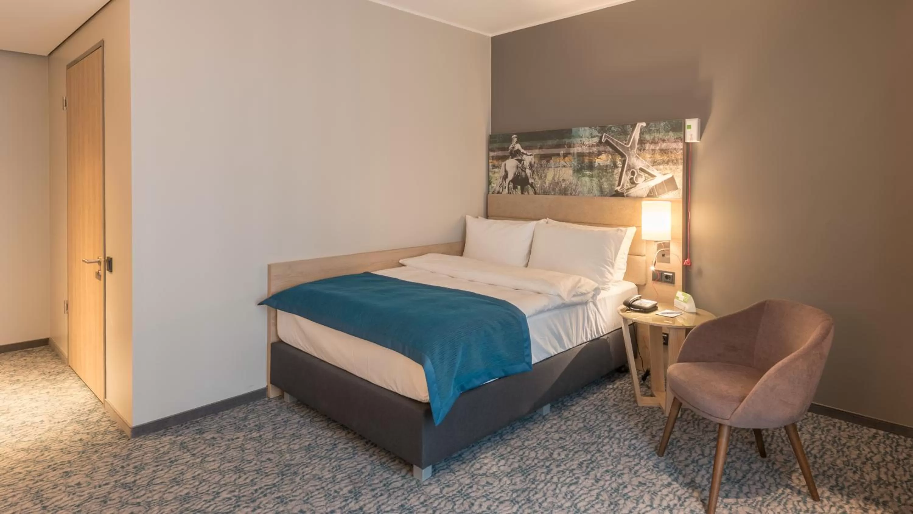 Bed in Holiday Inn Düsseldorf City – Toulouser Allee by IHG