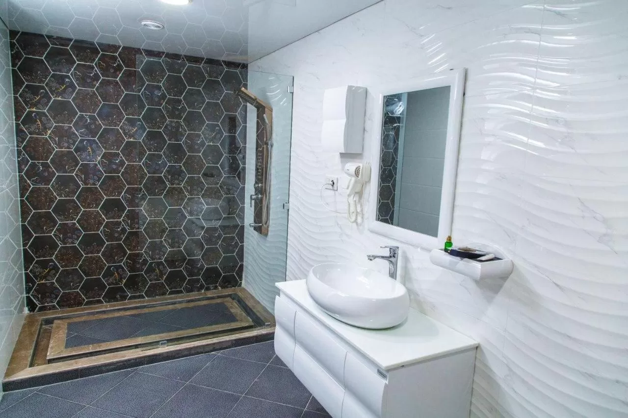 Shower in Shedevr Plaza