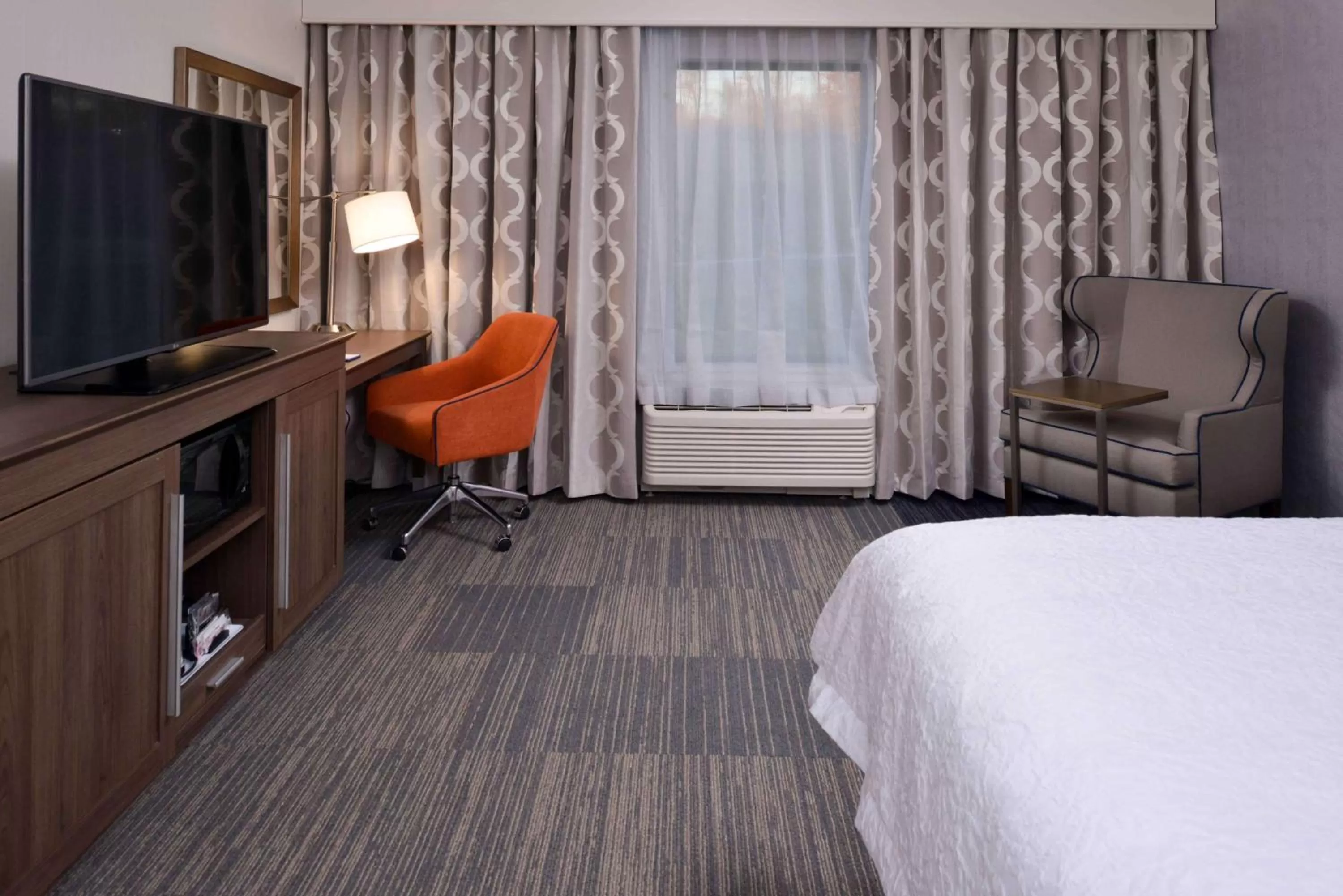 Bed in Hampton Inn & Suites Albany-East Greenbush, NY