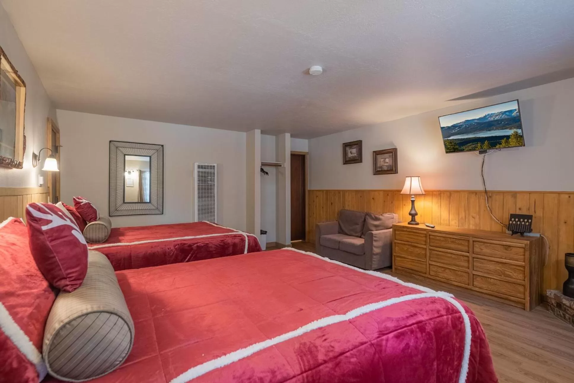 Photo of the whole room, Bed in Black Forest Lodge