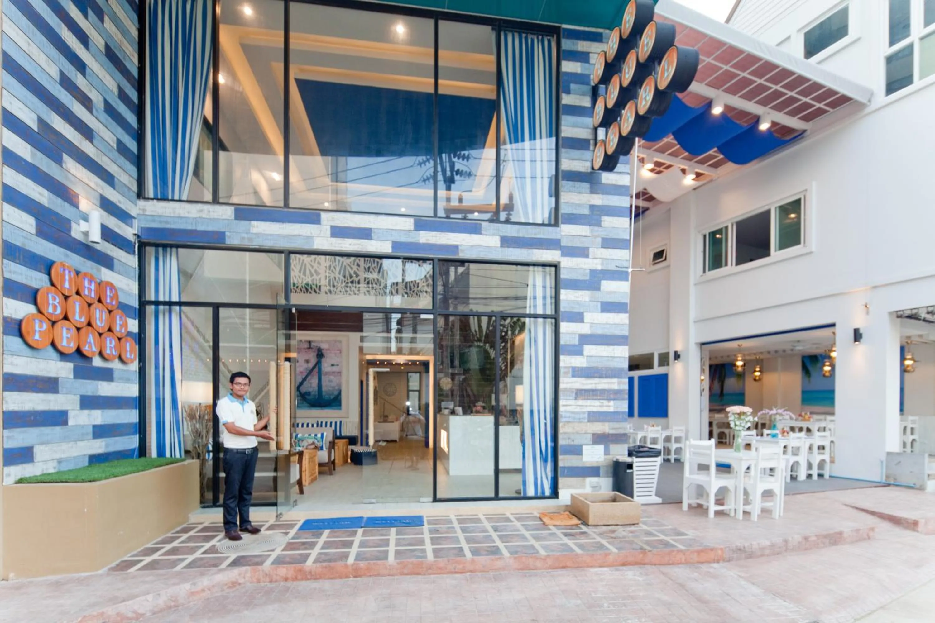 Restaurant/places to eat in The Blue Pearl Kata Hotel