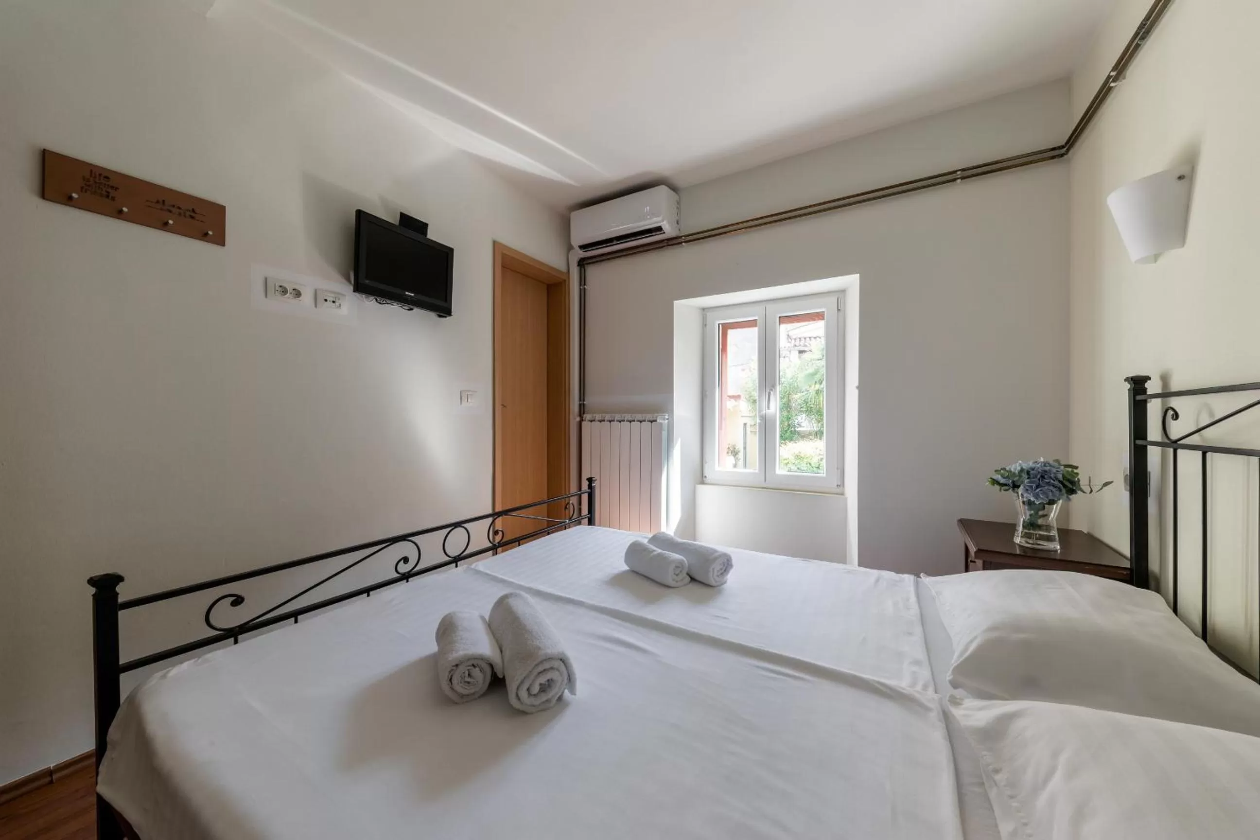 Photo of the whole room, Bed in B&B Miracolo di Mare Retro