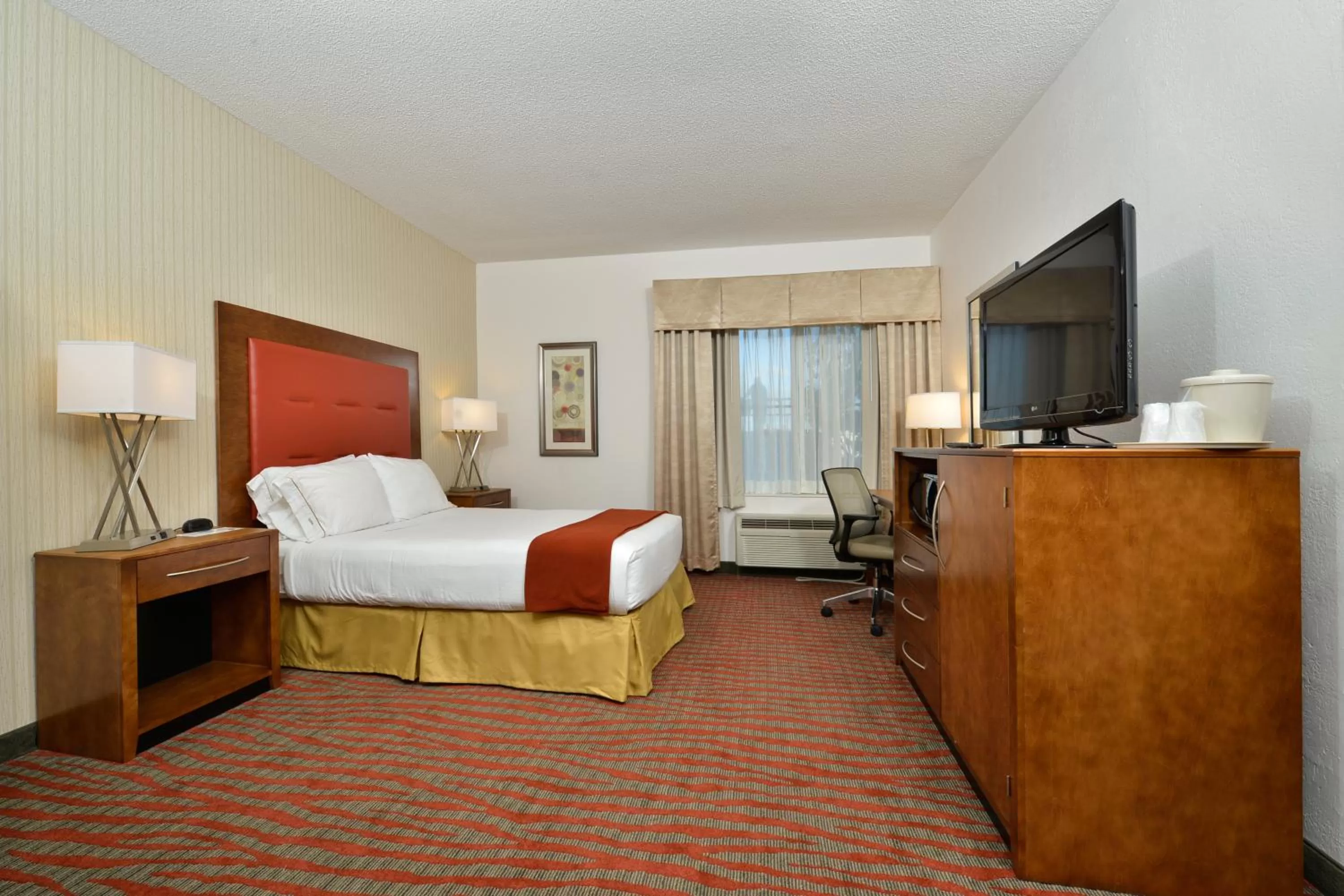 Photo of the whole room, Bed in Holiday Inn Express Boston-Milford by IHG
